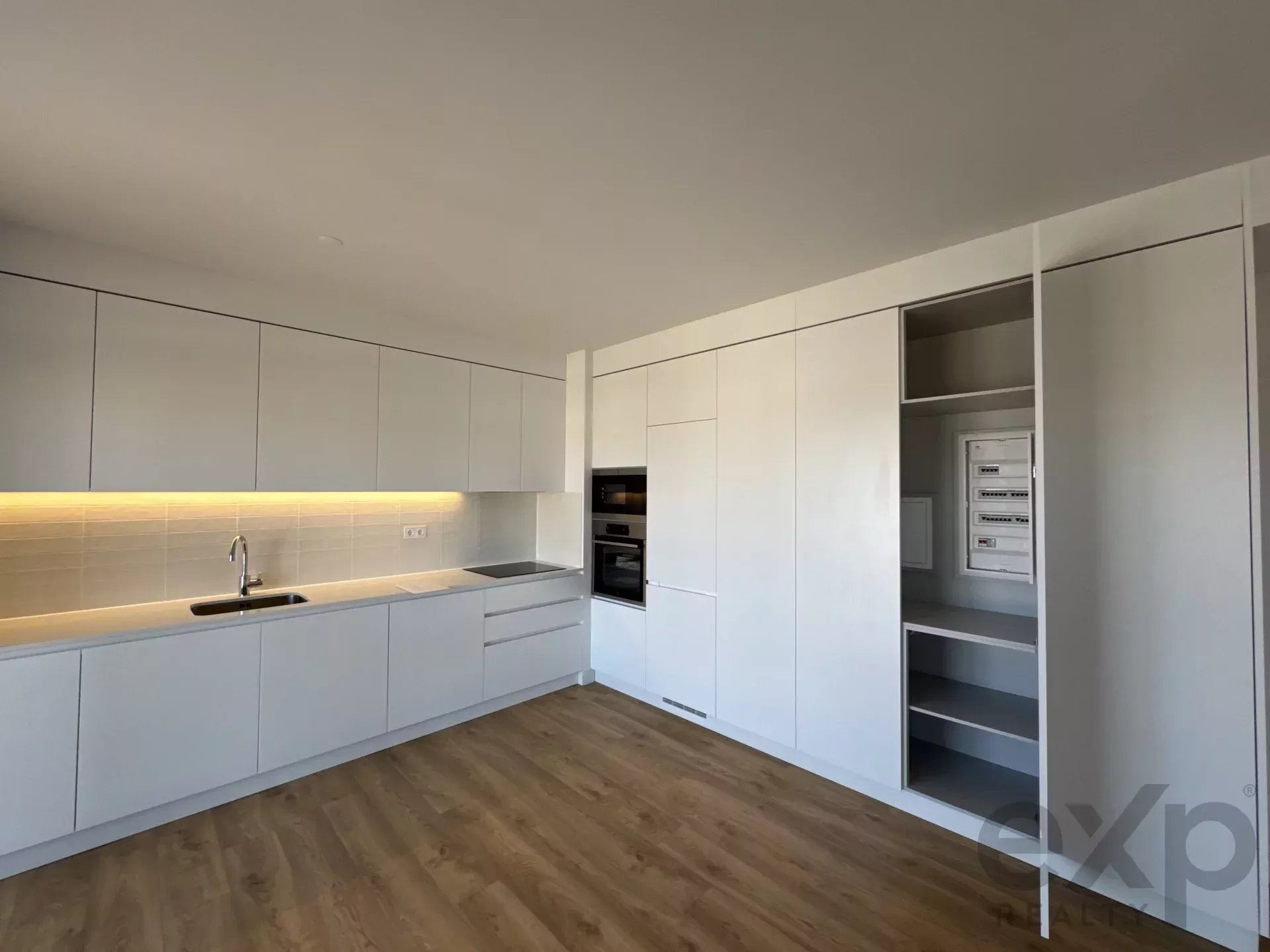 It is more than a simple T2 – it is a two‑bedroom flat featuring a balcony with scenic views, leisure amenities and an enhanced quality of life. 86351022 image 11