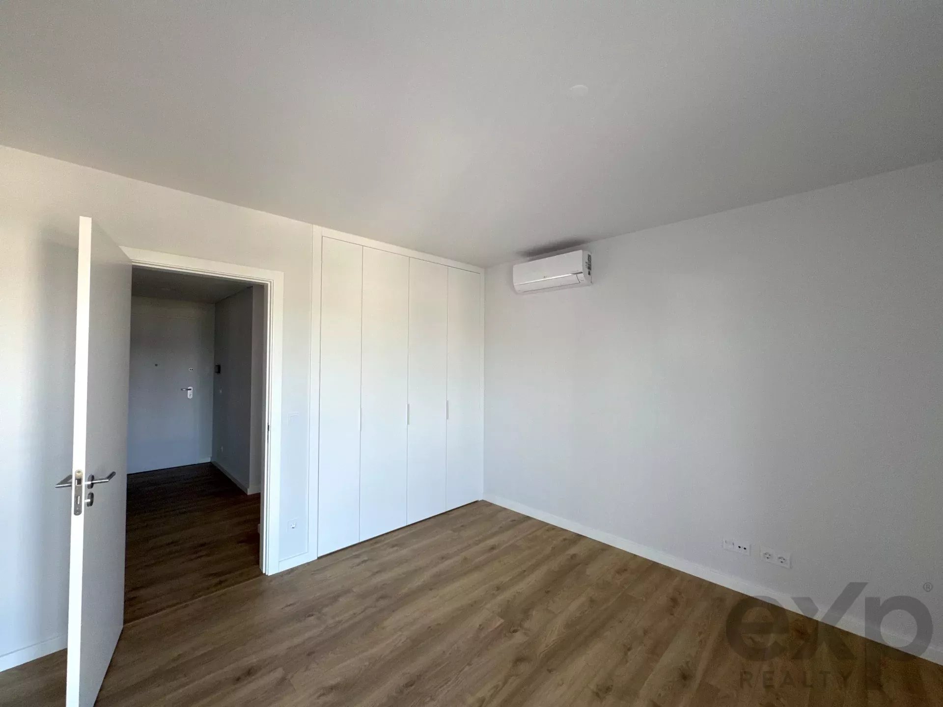 It is more than a simple T2 – it is a two‑bedroom flat featuring a balcony with scenic views, leisure amenities and an enhanced quality of life. 86351022 image 27