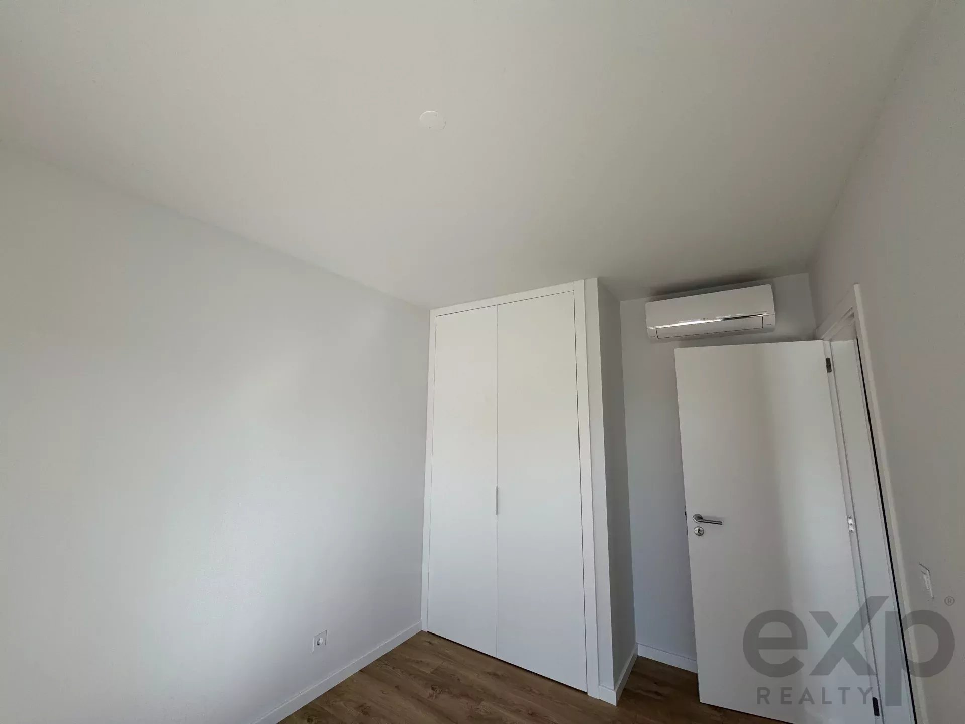 It is more than a simple T2 – it is a two‑bedroom flat featuring a balcony with scenic views, leisure amenities and an enhanced quality of life. 86351022 image 13