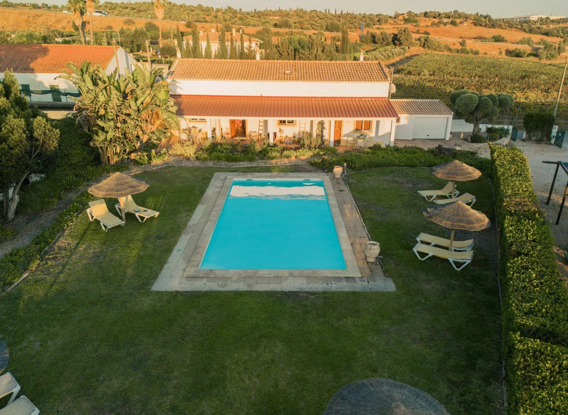 Uma Herdade de 3,3 Hectares no Algarve: Um Refúgio no Campo em Pleno Funcionamento e com Rendimento Ativo