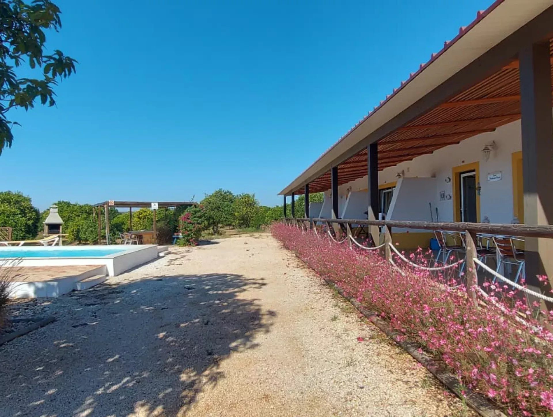 Uma Herdade de 3,3 Hectares no Algarve: Um Refúgio no Campo em Pleno Funcionamento e com Rendimento Ativo