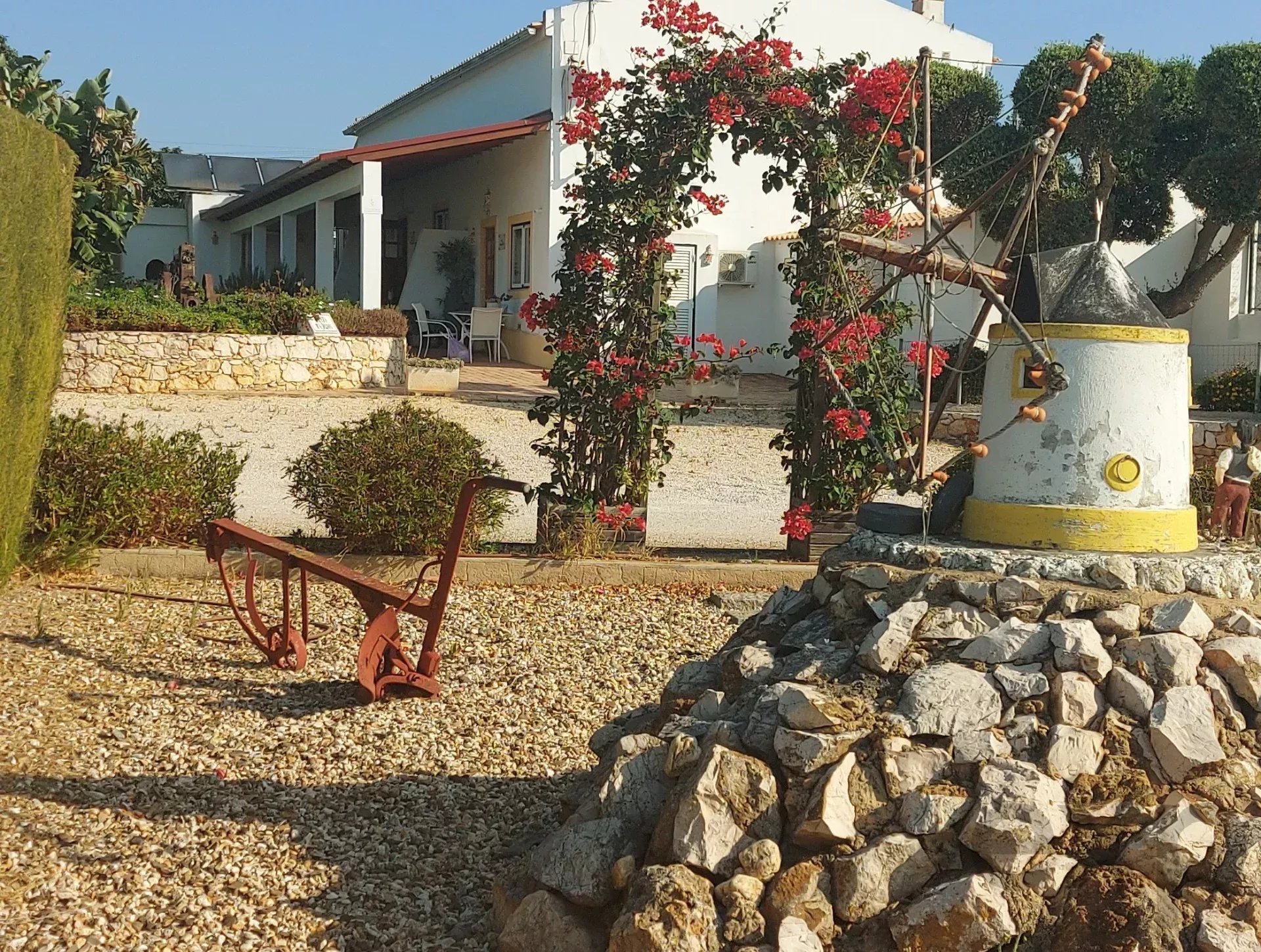 Uma Herdade de 3,3 Hectares no Algarve: Um Refúgio no Campo em Pleno Funcionamento e com Rendimento Ativo