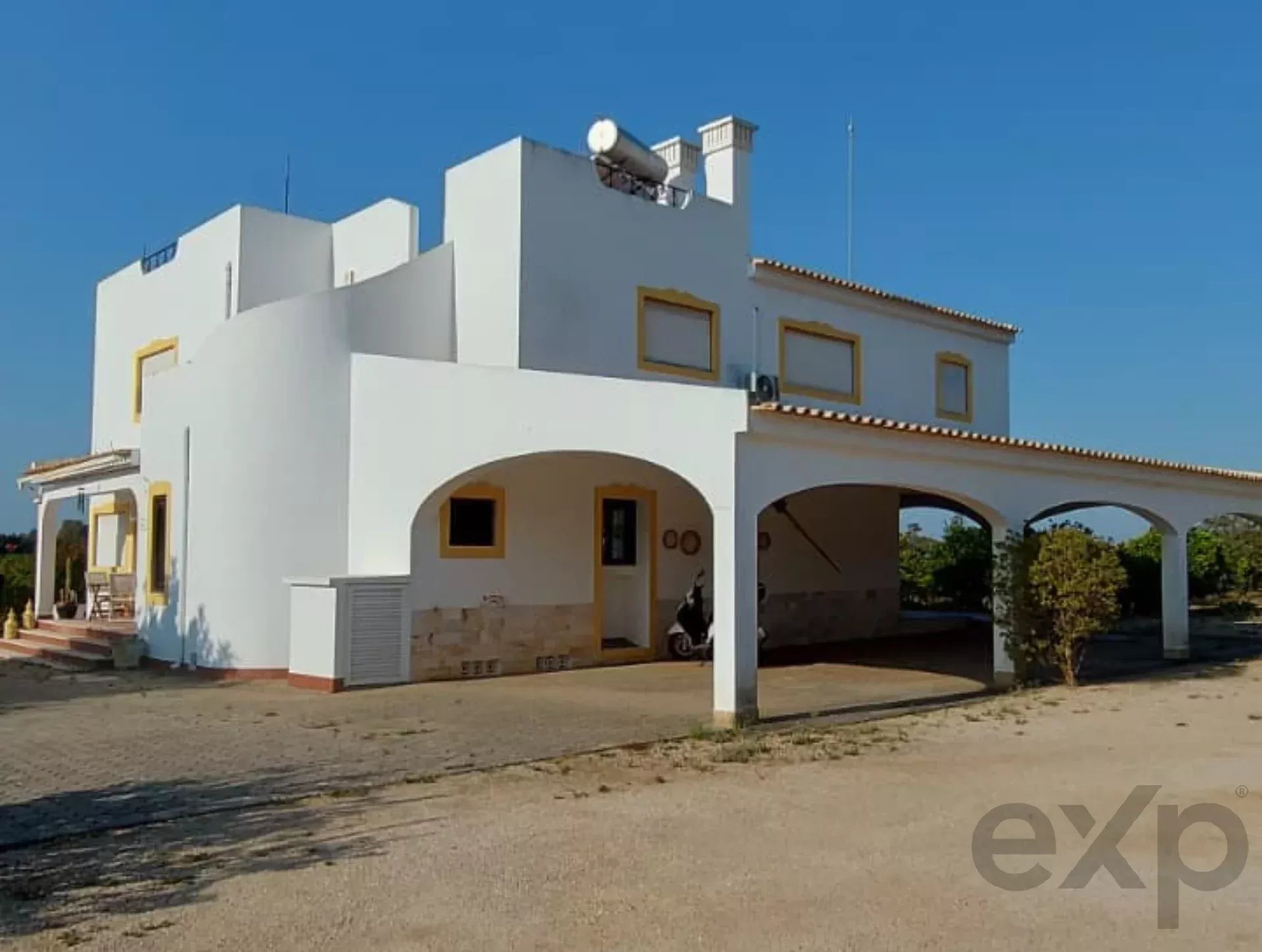 Uma Herdade de 3,3 Hectares no Algarve: Um Refúgio no Campo em Pleno Funcionamento e com Rendimento Ativo