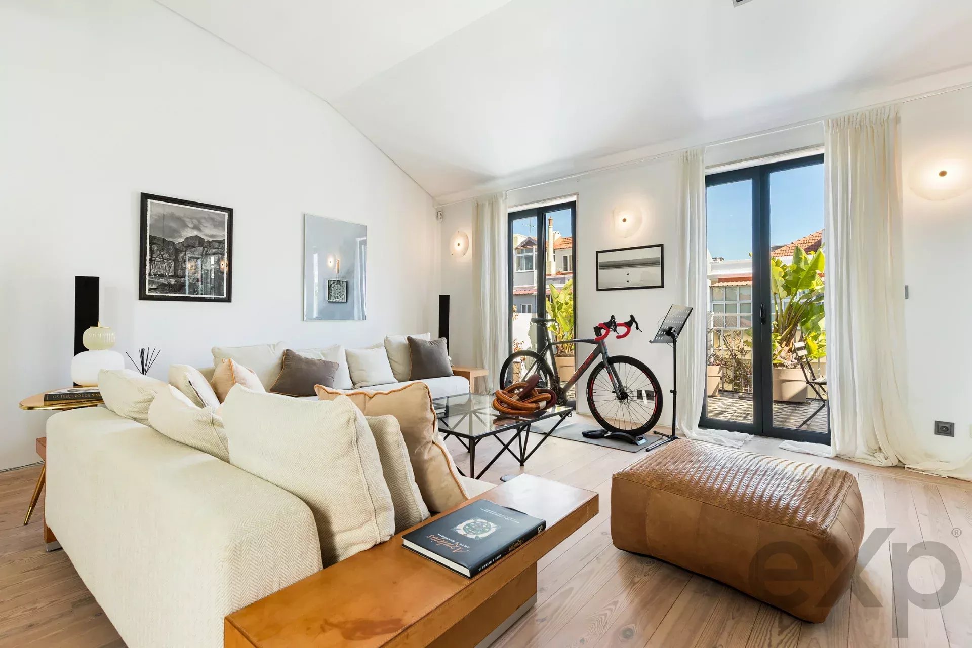 Campo de Ourique, two‑bedroom apartment with terrace and shared pool in the building 86358798 image 2