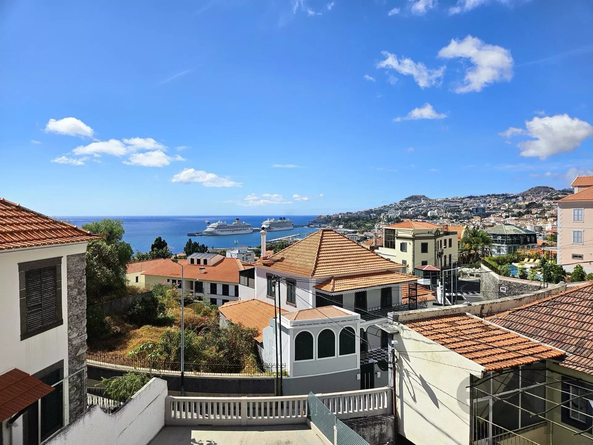 🏠 Moradia no Funchal com vista e localização prime!