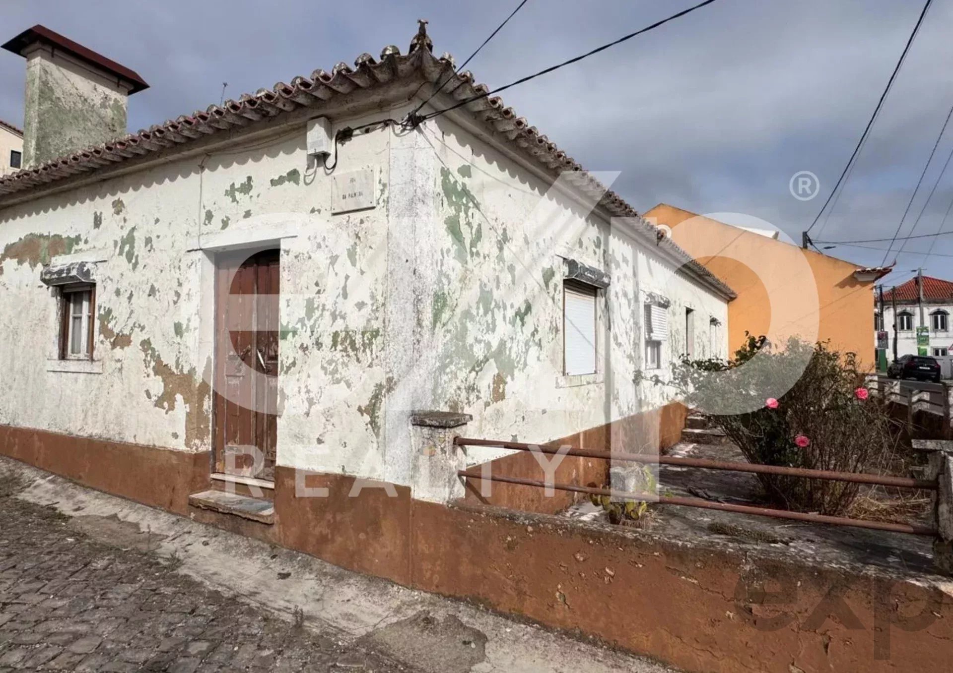 Moradia para renovar com projeto aprovado – no centro de Maxial (Torres Vedras)