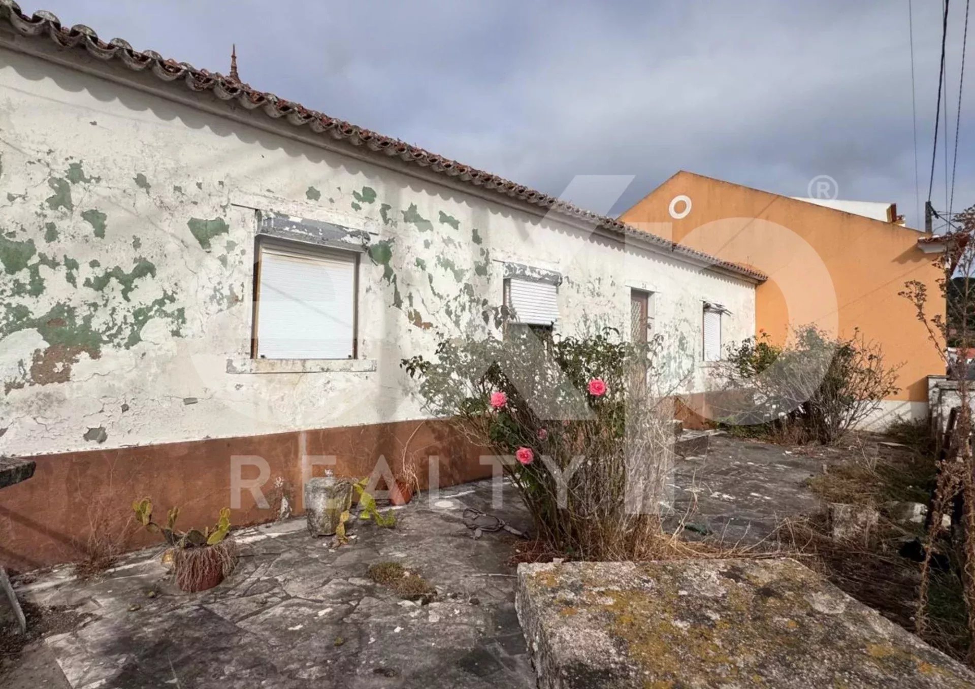 Moradia para renovar com projeto aprovado – no centro de Maxial (Torres Vedras)