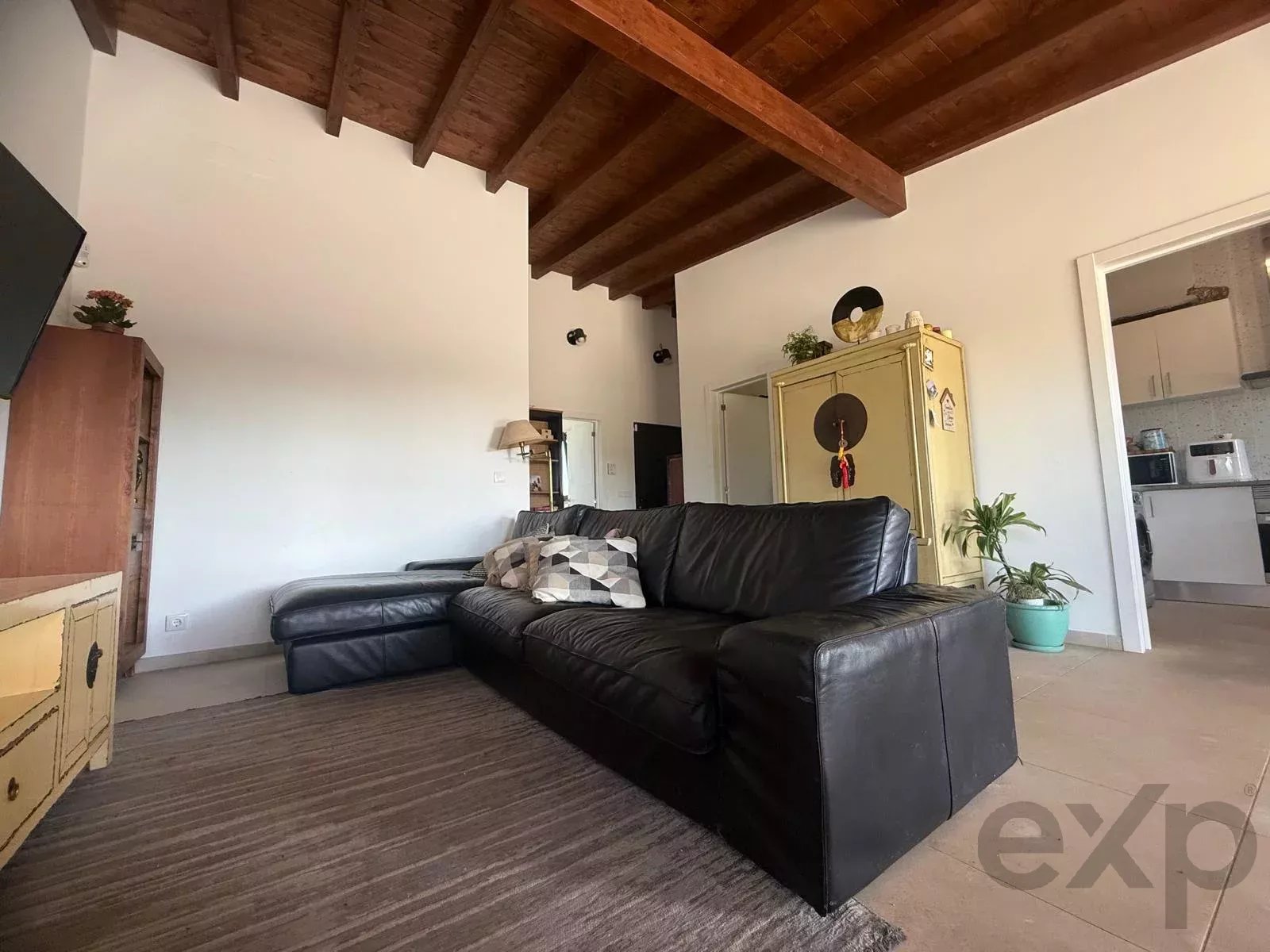 Villa no Algarve, renovada em 2023. 4 q, 2 c de banho, 108 m² em terr. de 1.100 m². Ampliação até 300 m². Jardim virado a sul, piscina, perto do Aeroporto de Faro. Ideal para Airbnb ou família.