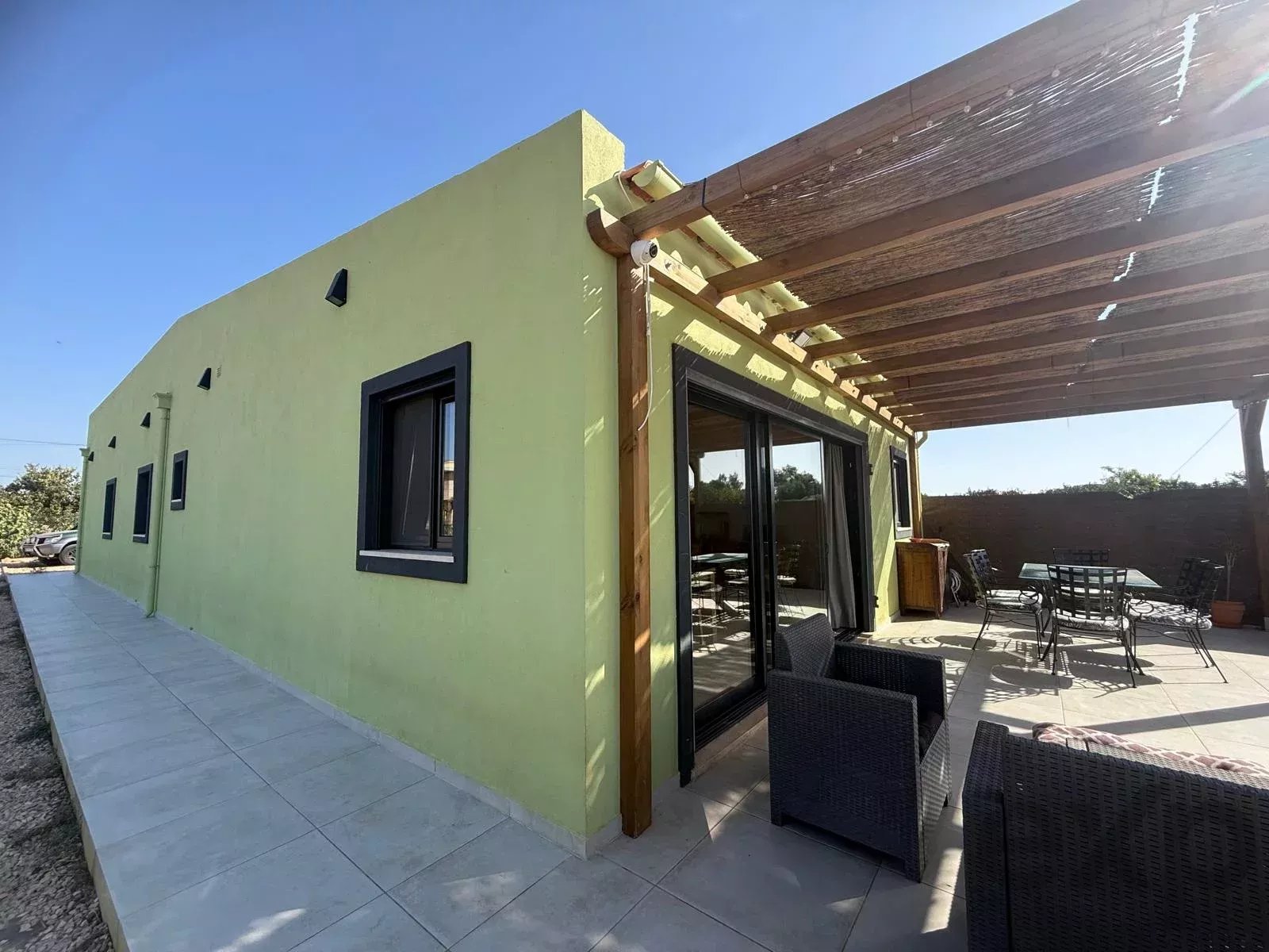 Villa no Algarve, renovada em 2023. 4 q, 2 c de banho, 108 m² em terr. de 1.100 m². Ampliação até 300 m². Jardim virado a sul, piscina, perto do Aeroporto de Faro. Ideal para Airbnb ou família.