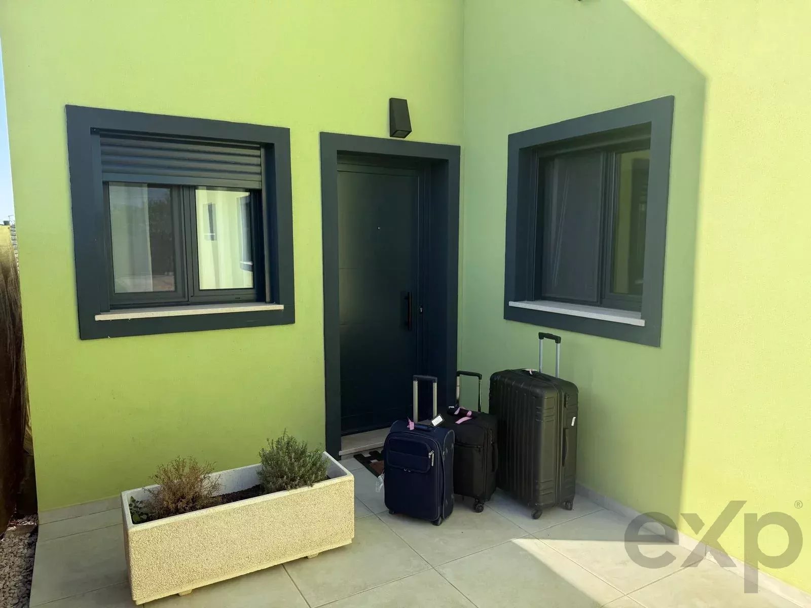 Villa no Algarve, renovada em 2023. 4 q, 2 c de banho, 108 m² em terr. de 1.100 m². Ampliação até 300 m². Jardim virado a sul, piscina, perto do Aeroporto de Faro. Ideal para Airbnb ou família.