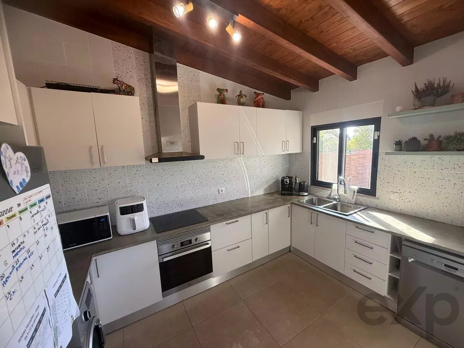Villa no Algarve, renovada em 2023. 4 q, 2 c de banho, 108 m² em terr. de 1.100 m². Ampliação até 300 m². Jardim virado a sul, piscina, perto do Aeroporto de Faro. Ideal para Airbnb ou família. 86370650 image 7