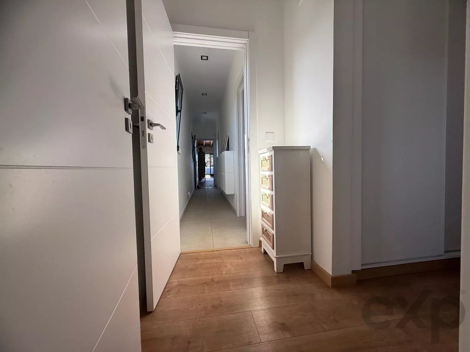 Villa no Algarve, renovada em 2023. 4 q, 2 c de banho, 108 m² em terr. de 1.100 m². Ampliação até 300 m². Jardim virado a sul, piscina, perto do Aeroporto de Faro. Ideal para Airbnb ou família.