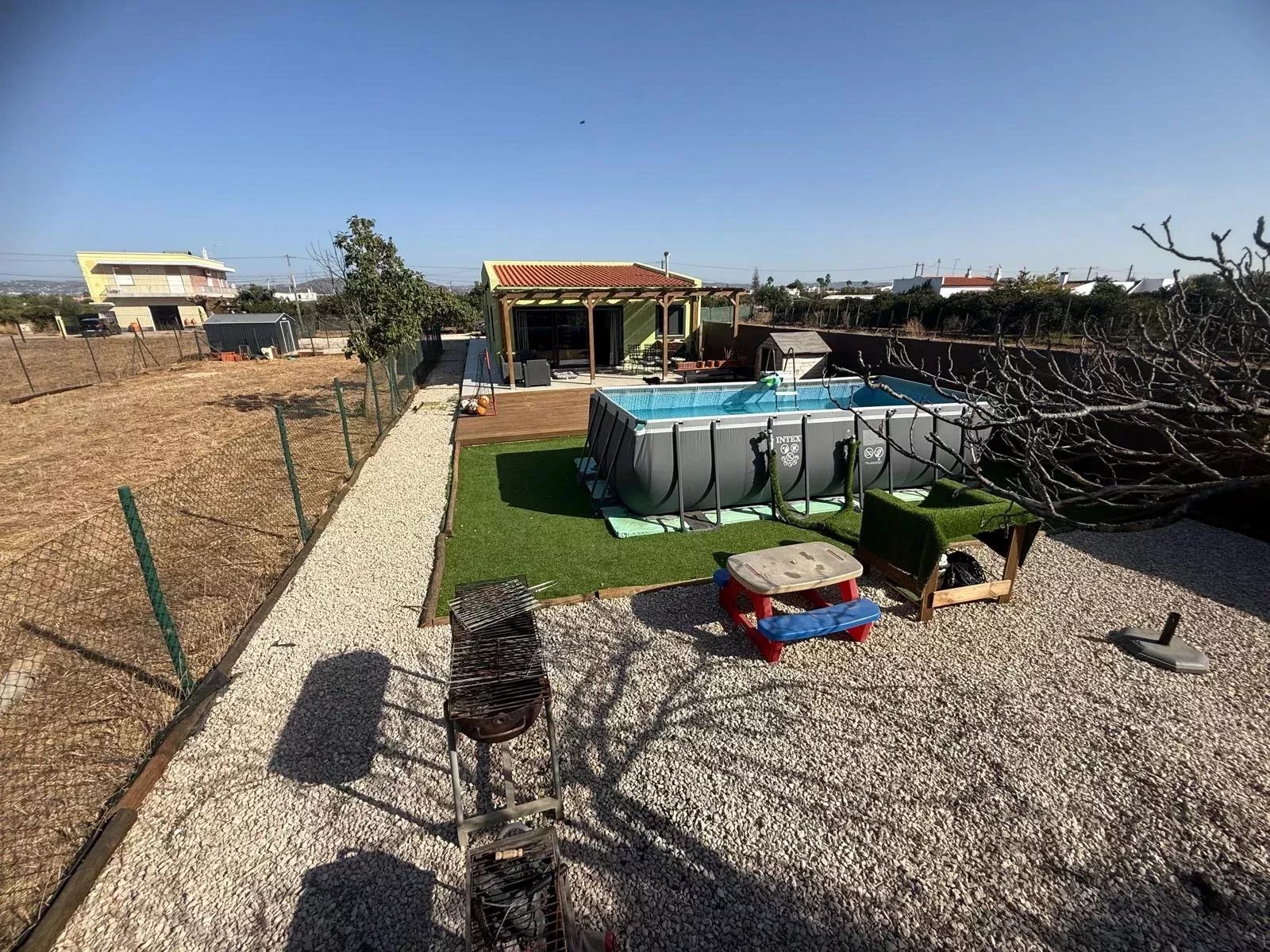 Villa no Algarve, renovada em 2023. 4 q, 2 c de banho, 108 m² em terr. de 1.100 m². Ampliação até 300 m². Jardim virado a sul, piscina, perto do Aeroporto de Faro. Ideal para Airbnb ou família. 86370650 image 16