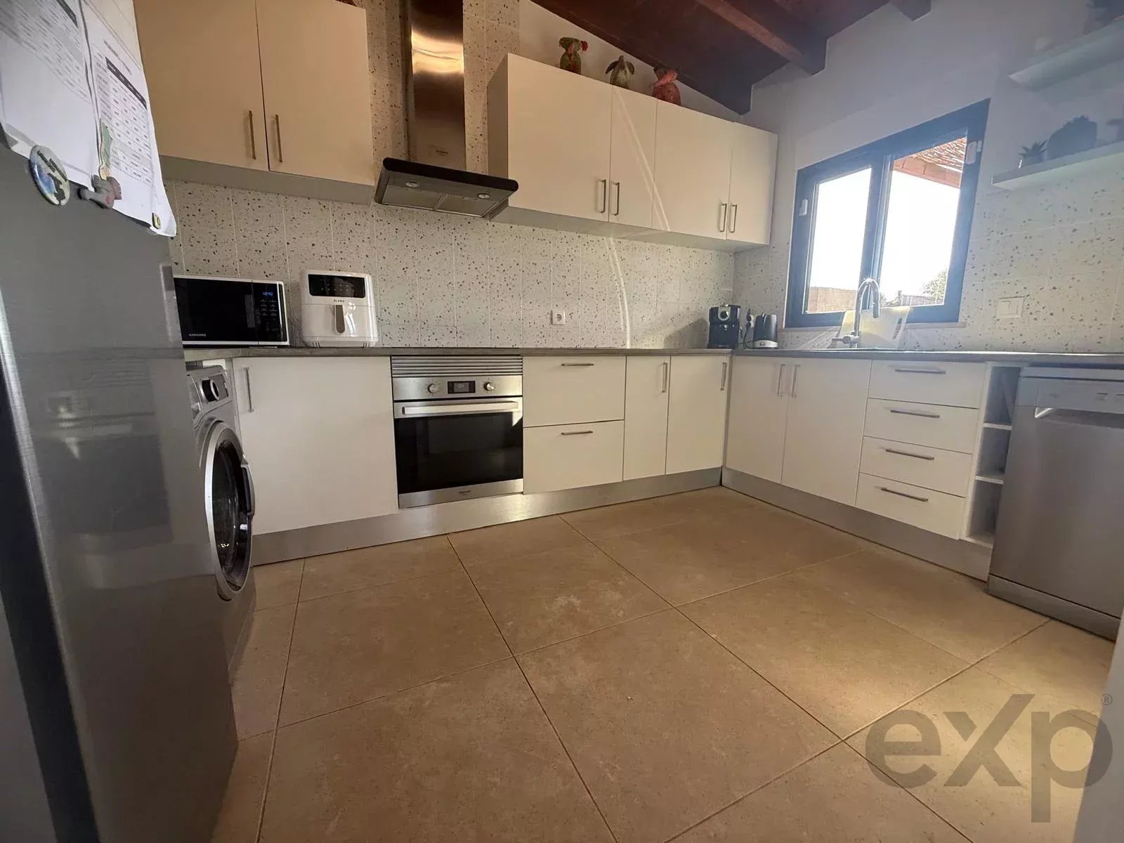 Villa no Algarve, renovada em 2023. 4 q, 2 c de banho, 108 m² em terr. de 1.100 m². Ampliação até 300 m². Jardim virado a sul, piscina, perto do Aeroporto de Faro. Ideal para Airbnb ou família. 86370650 image 13