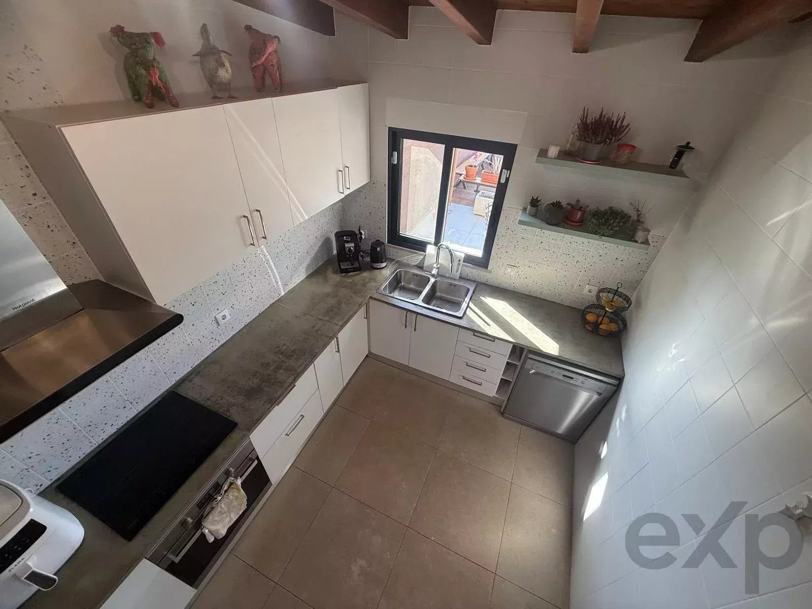 Villa no Algarve, renovada em 2023. 4 q, 2 c de banho, 108 m² em terr. de 1.100 m². Ampliação até 300 m². Jardim virado a sul, piscina, perto do Aeroporto de Faro. Ideal para Airbnb ou família. 86370650 image 9