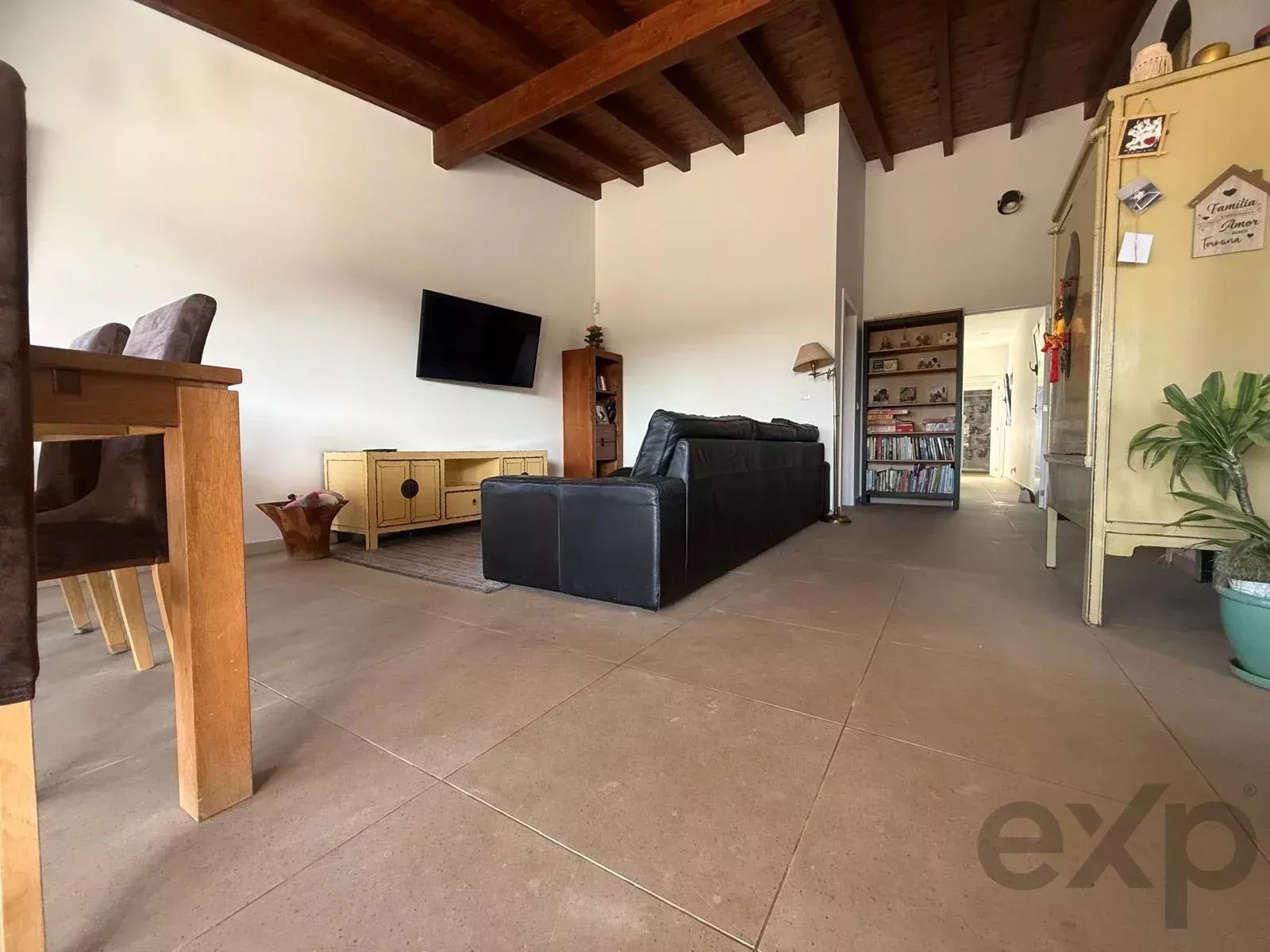 Villa no Algarve, renovada em 2023. 4 q, 2 c de banho, 108 m² em terr. de 1.100 m². Ampliação até 300 m². Jardim virado a sul, piscina, perto do Aeroporto de Faro. Ideal para Airbnb ou família.