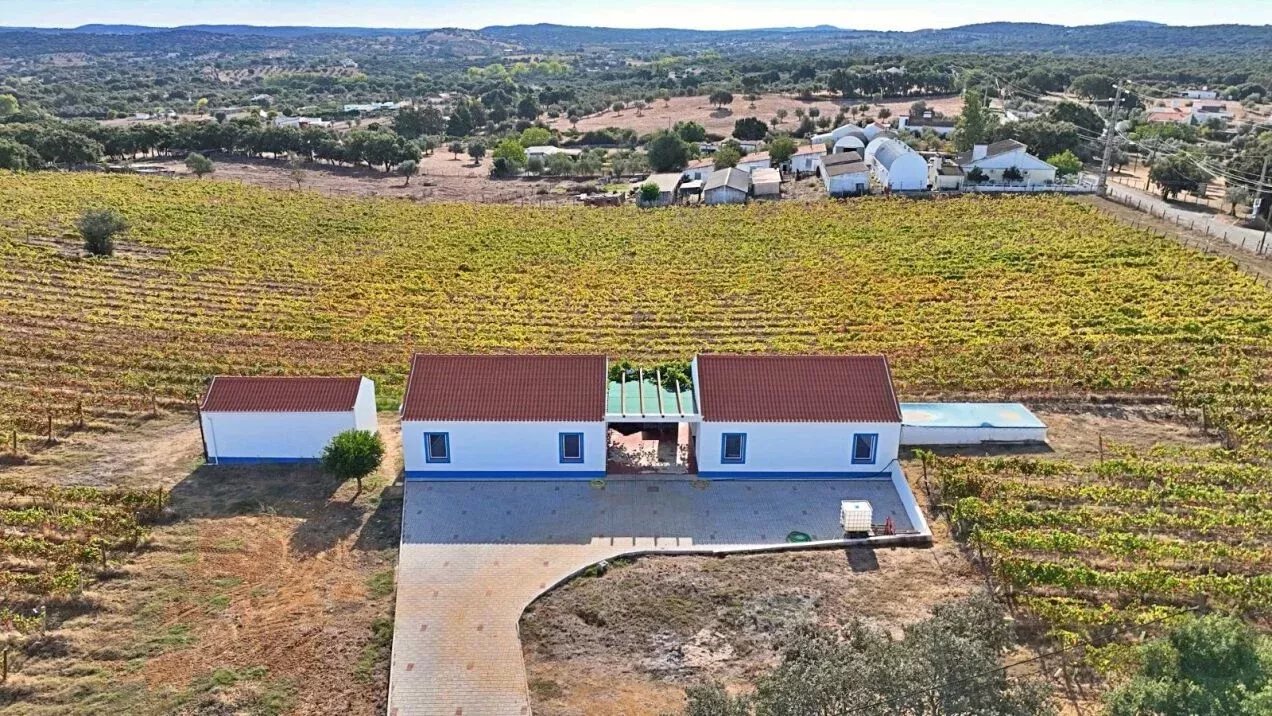 Adega com certificado de Vinho de Denominação de Origem Controlada - Alentejo