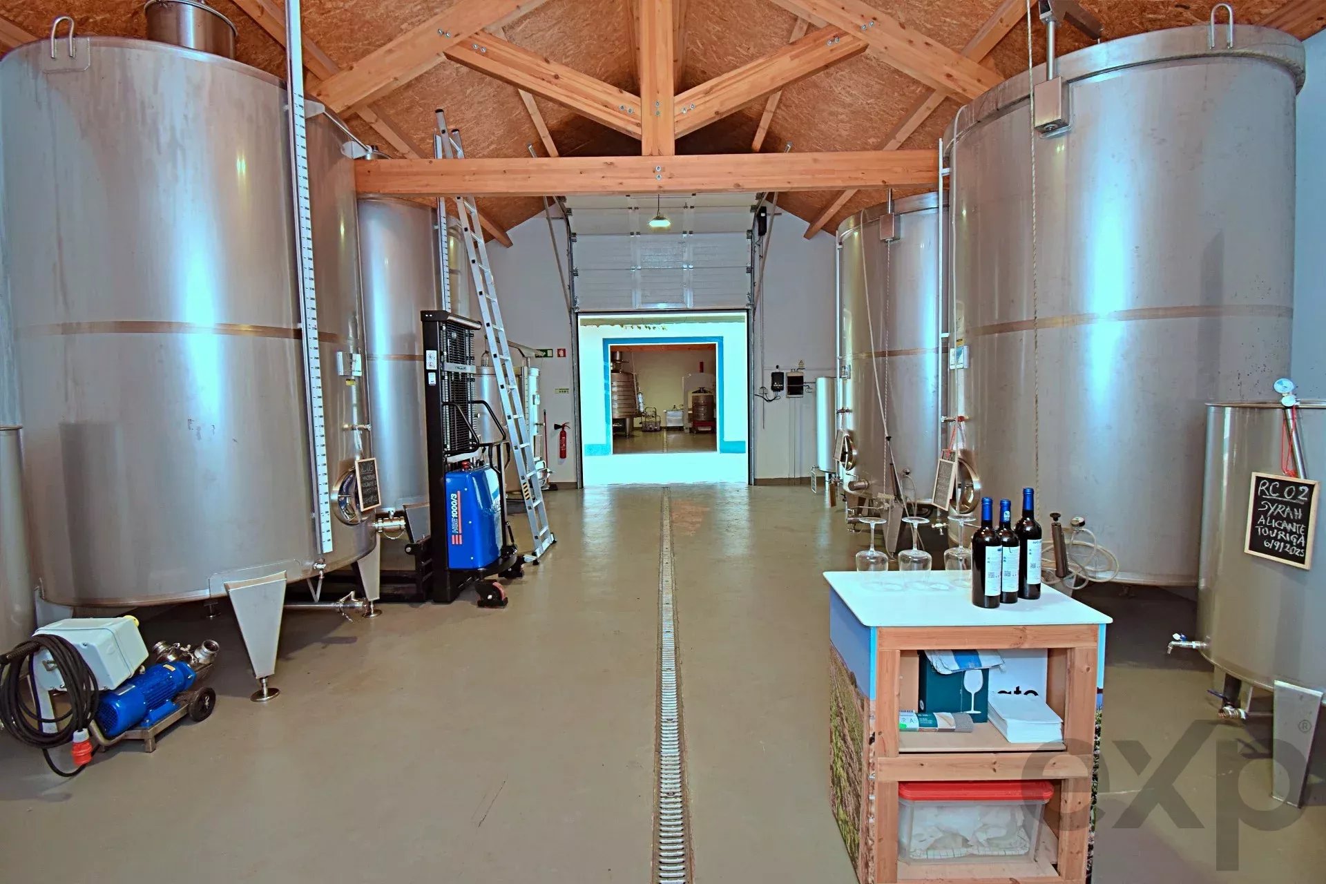 Adega com certificado de Vinho de Denominação de Origem Controlada - Alentejo