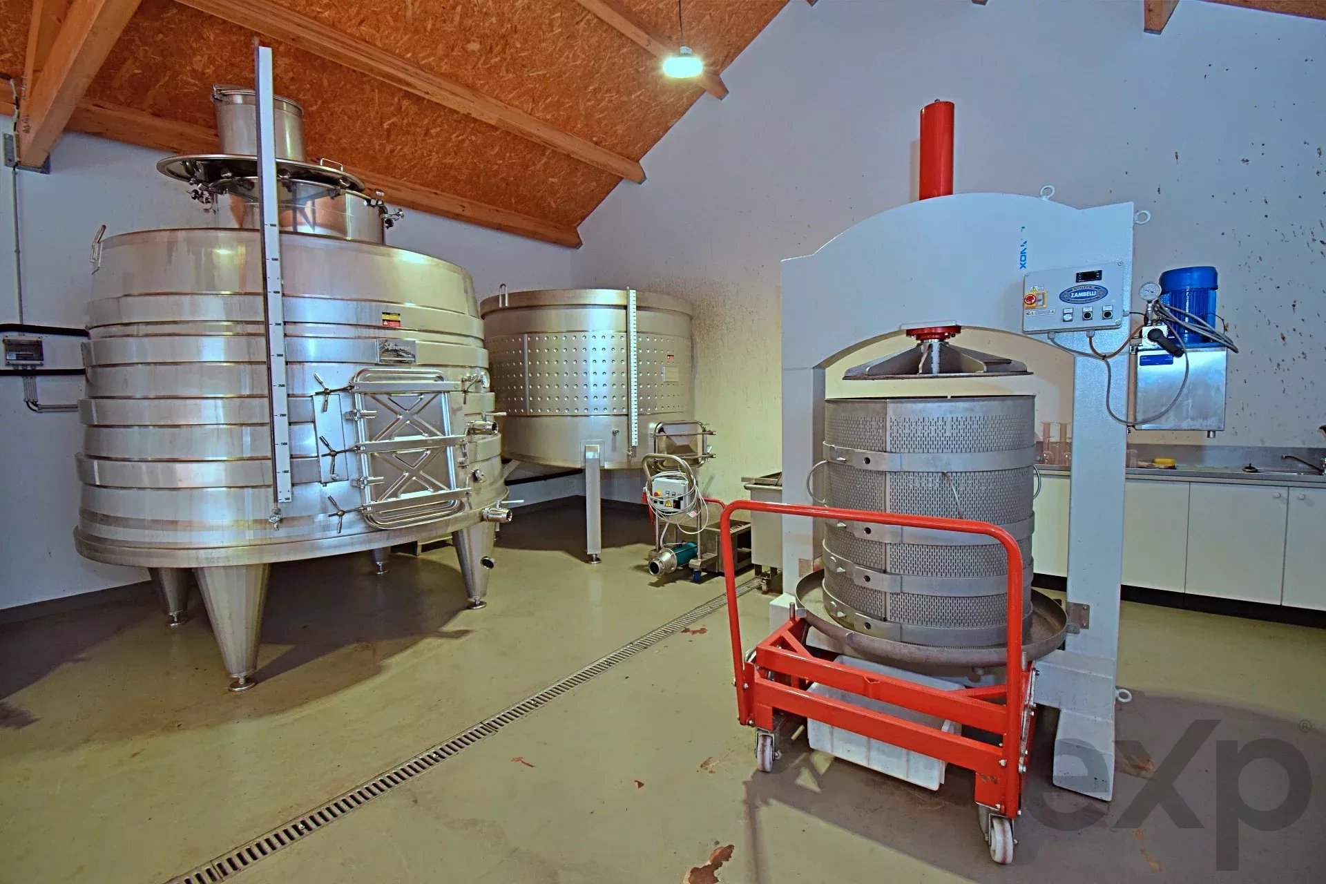 Adega com certificado de Vinho de Denominação de Origem Controlada - Alentejo