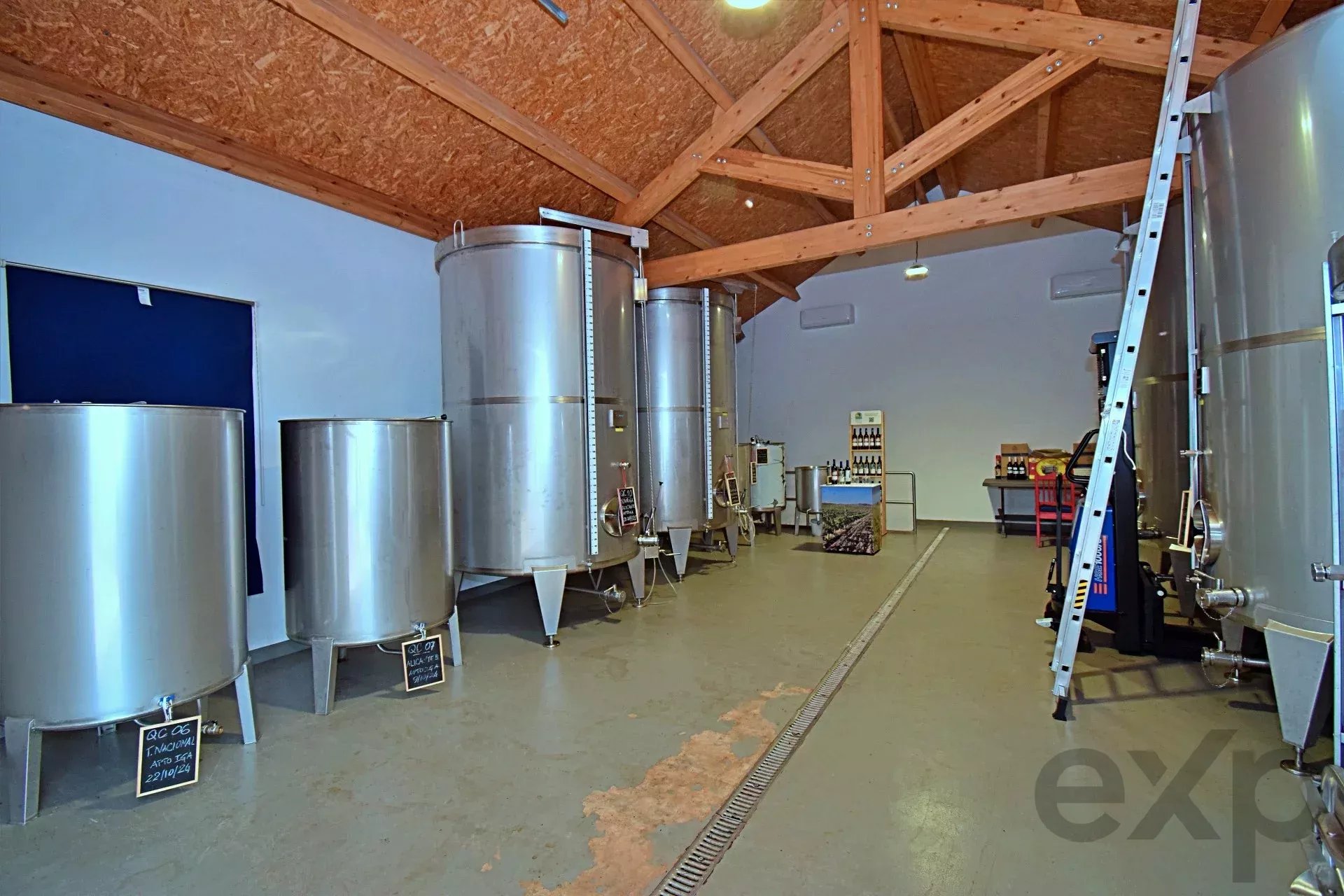 Adega com certificado de Vinho de Denominação de Origem Controlada - Alentejo