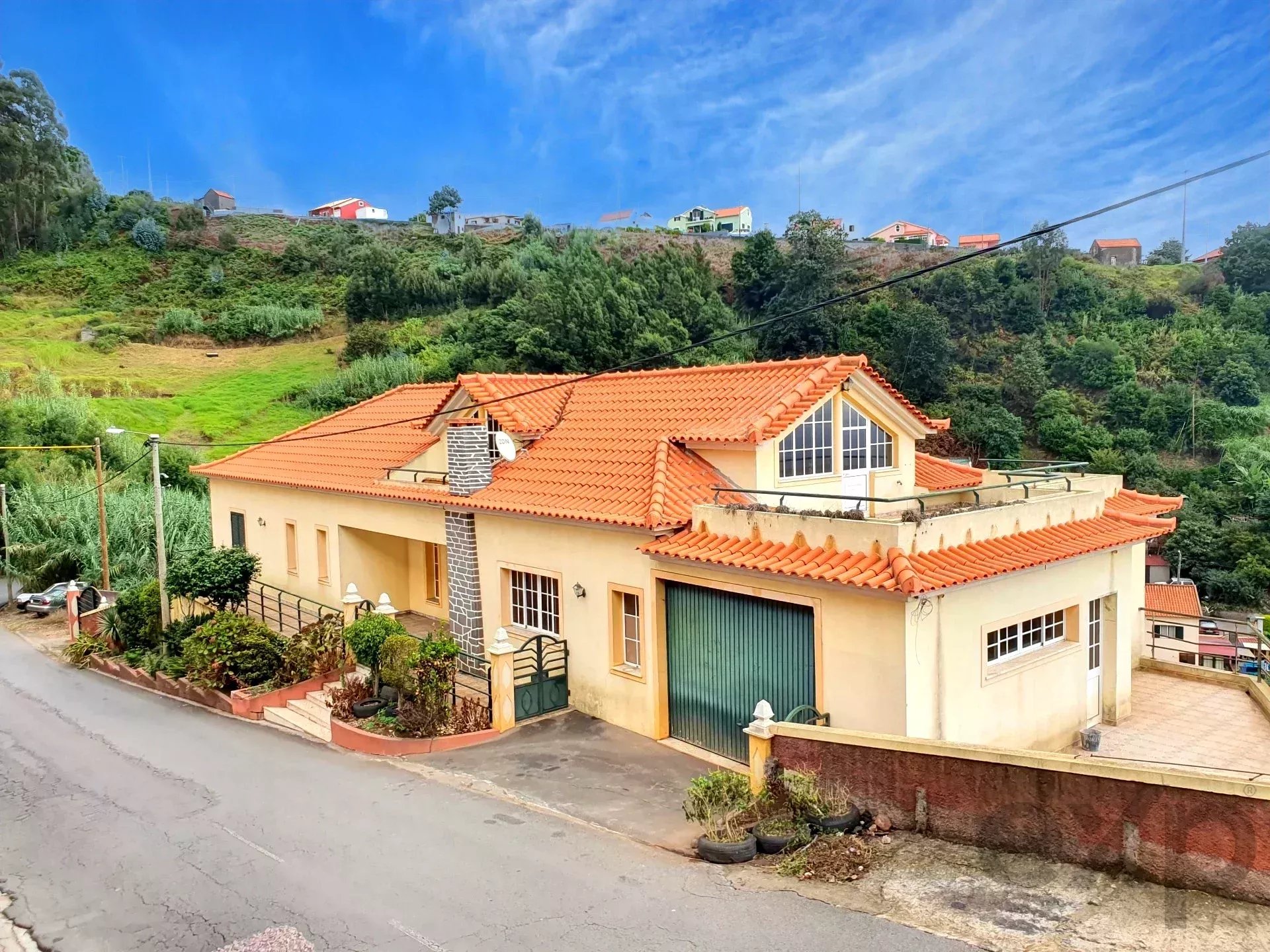 MORADIA ESPAÇOSA + ARMAZÉM - MADEIRA