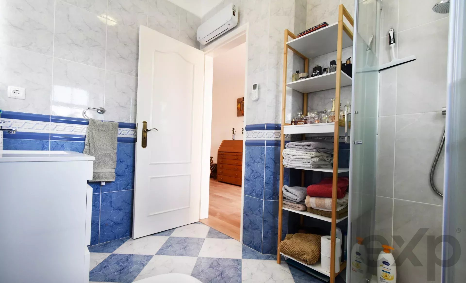 Three‑bedroom house, includes a one‑bedroom annex, swimming pool and garage 86405935 image 28