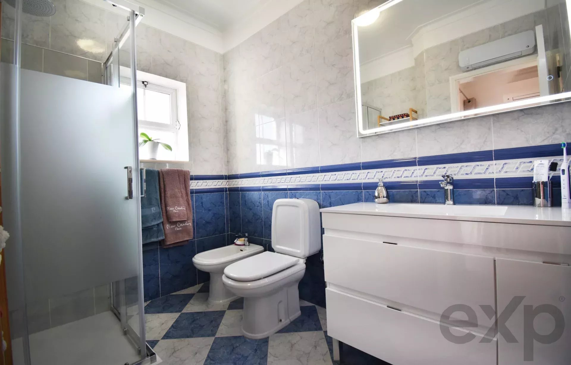 Three‑bedroom house, includes a one‑bedroom annex, swimming pool and garage 86405935 image 26