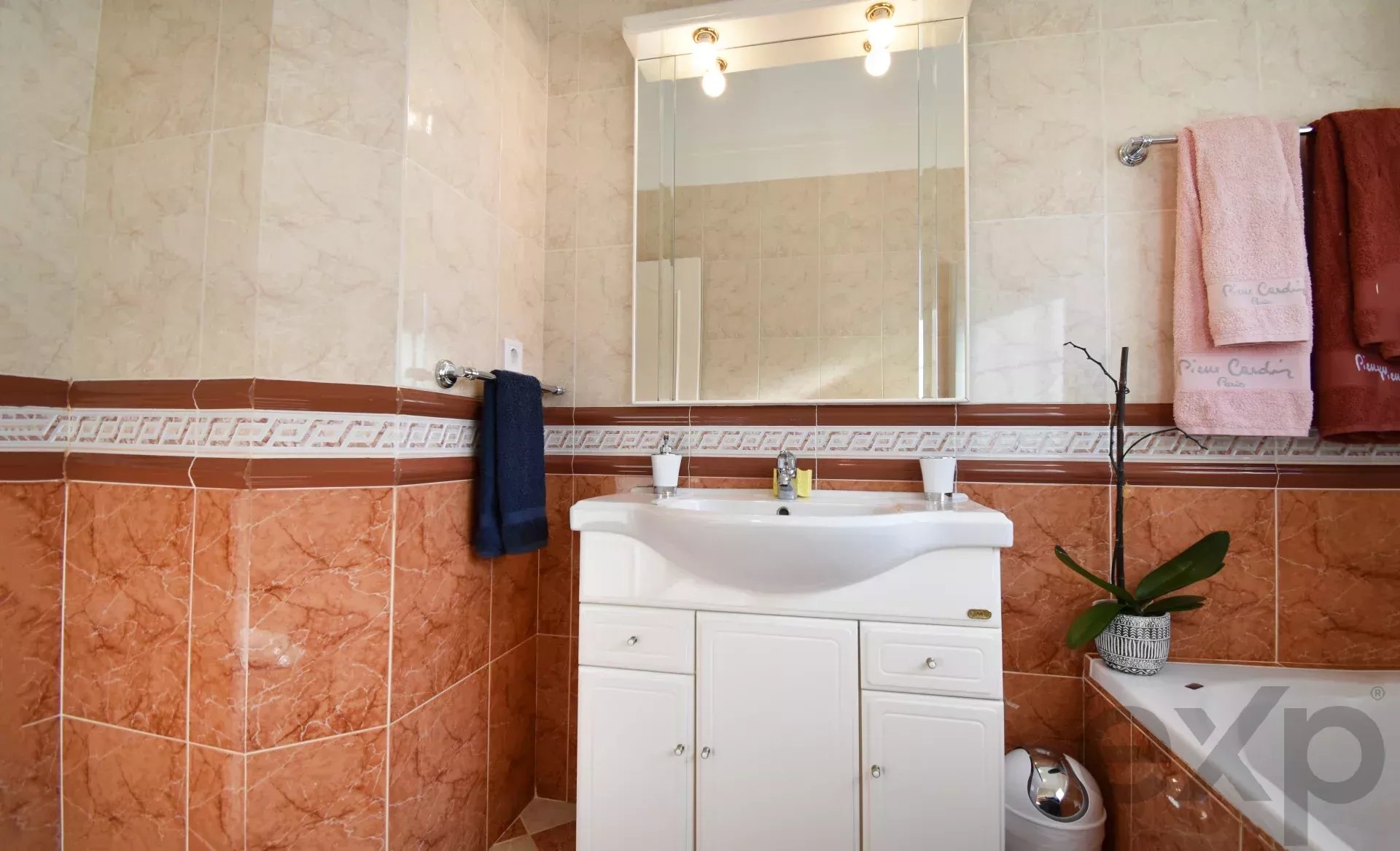 Three‑bedroom house, includes a one‑bedroom annex, swimming pool and garage 86405935 image 34