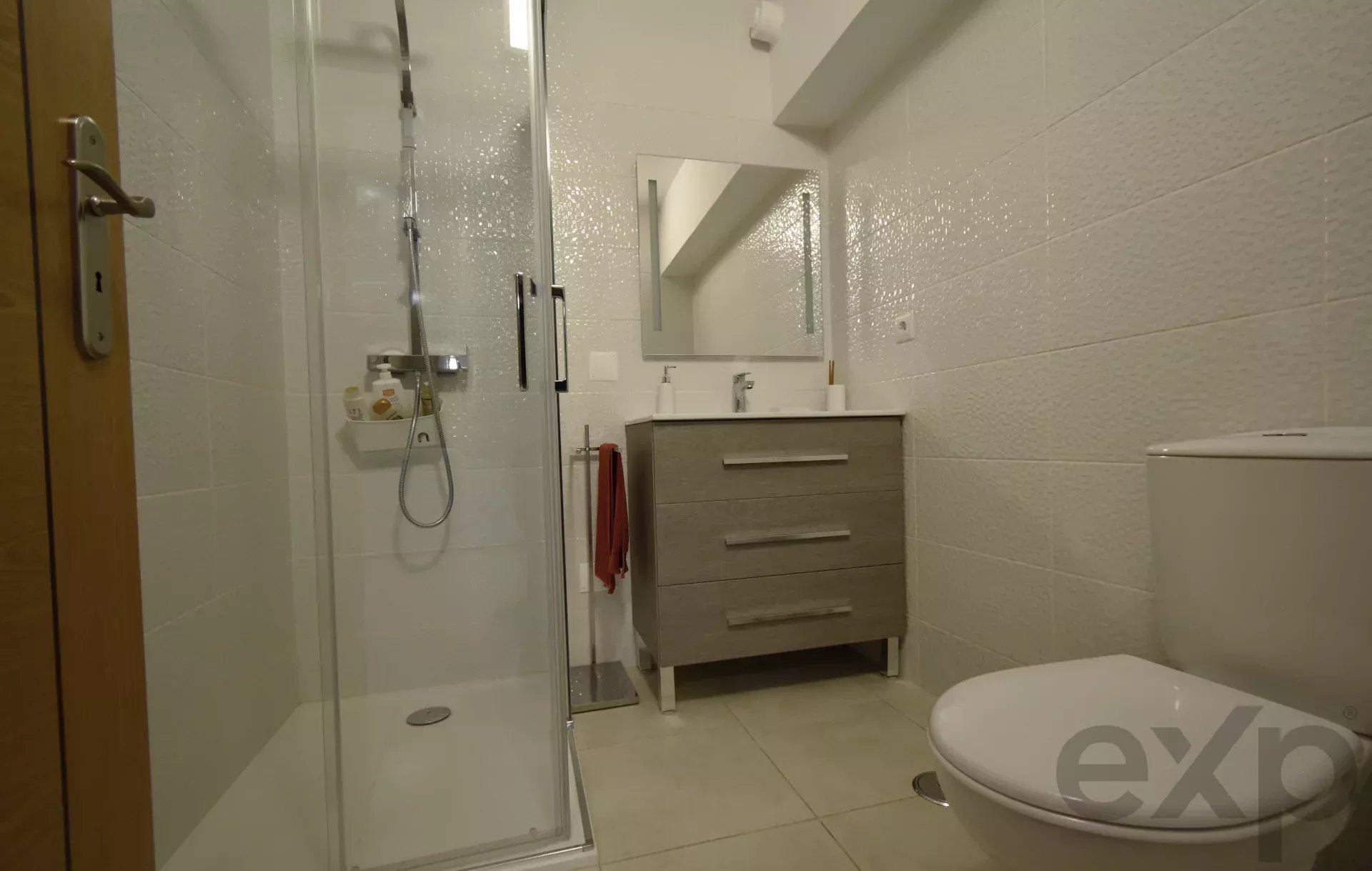 Three‑bedroom house, includes a one‑bedroom annex, swimming pool and garage 86405935 image 52