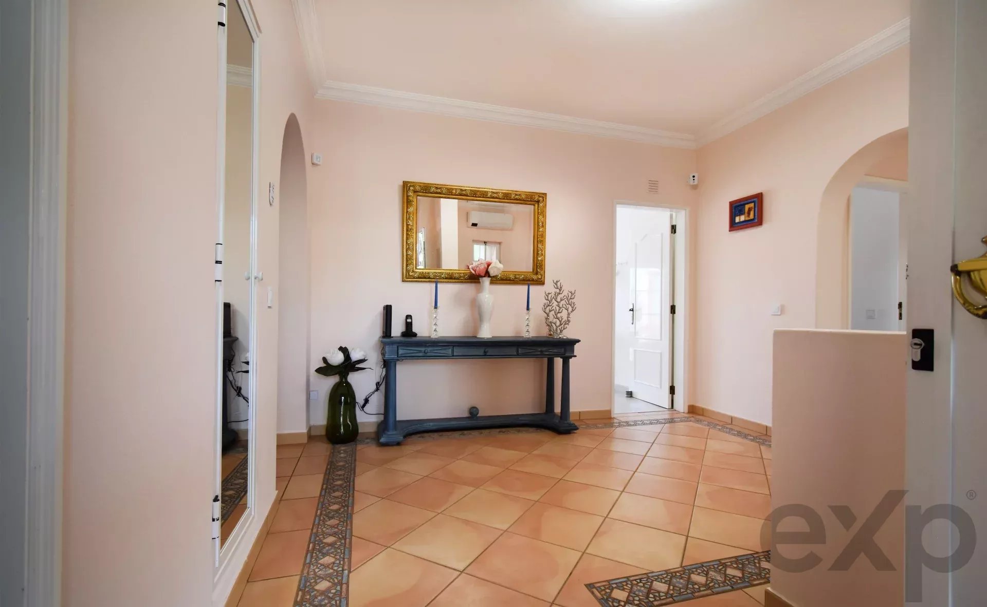 Three‑bedroom house, includes a one‑bedroom annex, swimming pool and garage 86405935 image 9