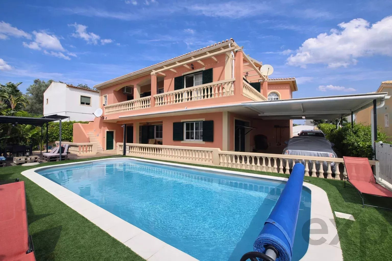 Moradia T3, tem um anexo T1,  piscina e garagem,