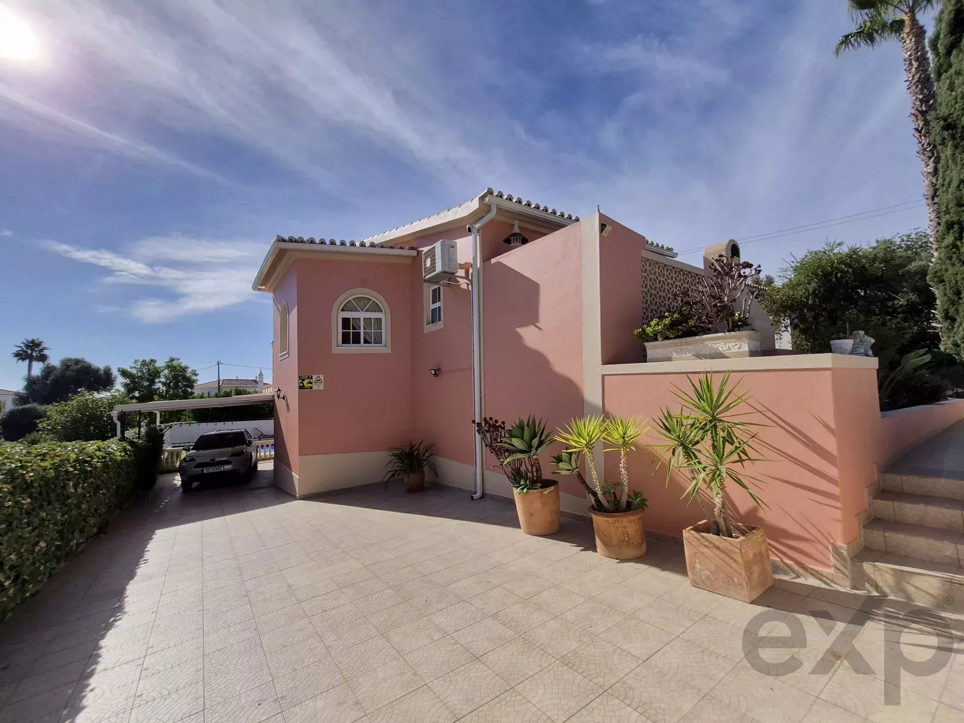 Moradia T3, tem um anexo T1,  piscina e garagem,