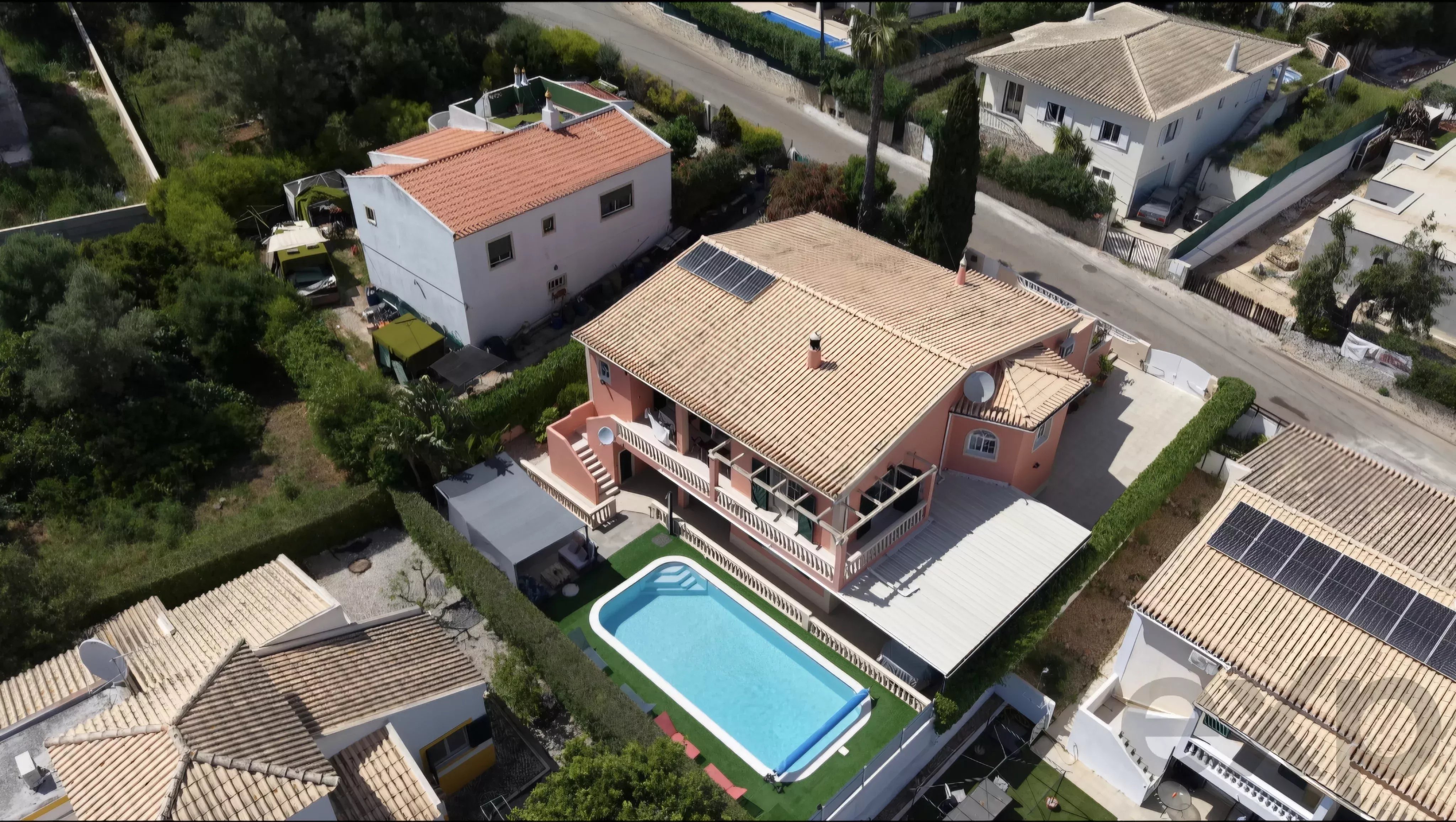 Three‑bedroom house, includes a one‑bedroom annex, swimming pool and garage 86405935 image 69