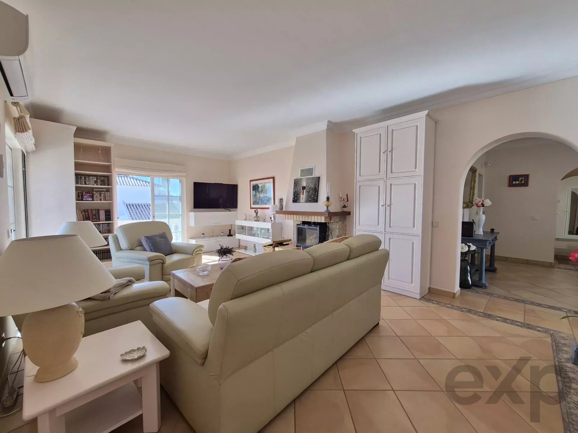 Moradia T3, tem um anexo T1,  piscina e garagem,