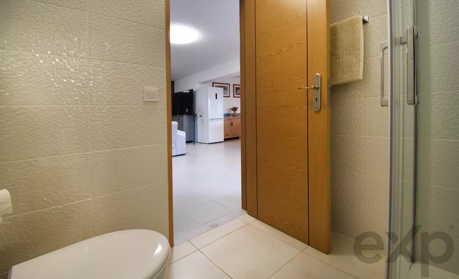 Three‑bedroom house, includes a one‑bedroom annex, swimming pool and garage 86405935 image 54