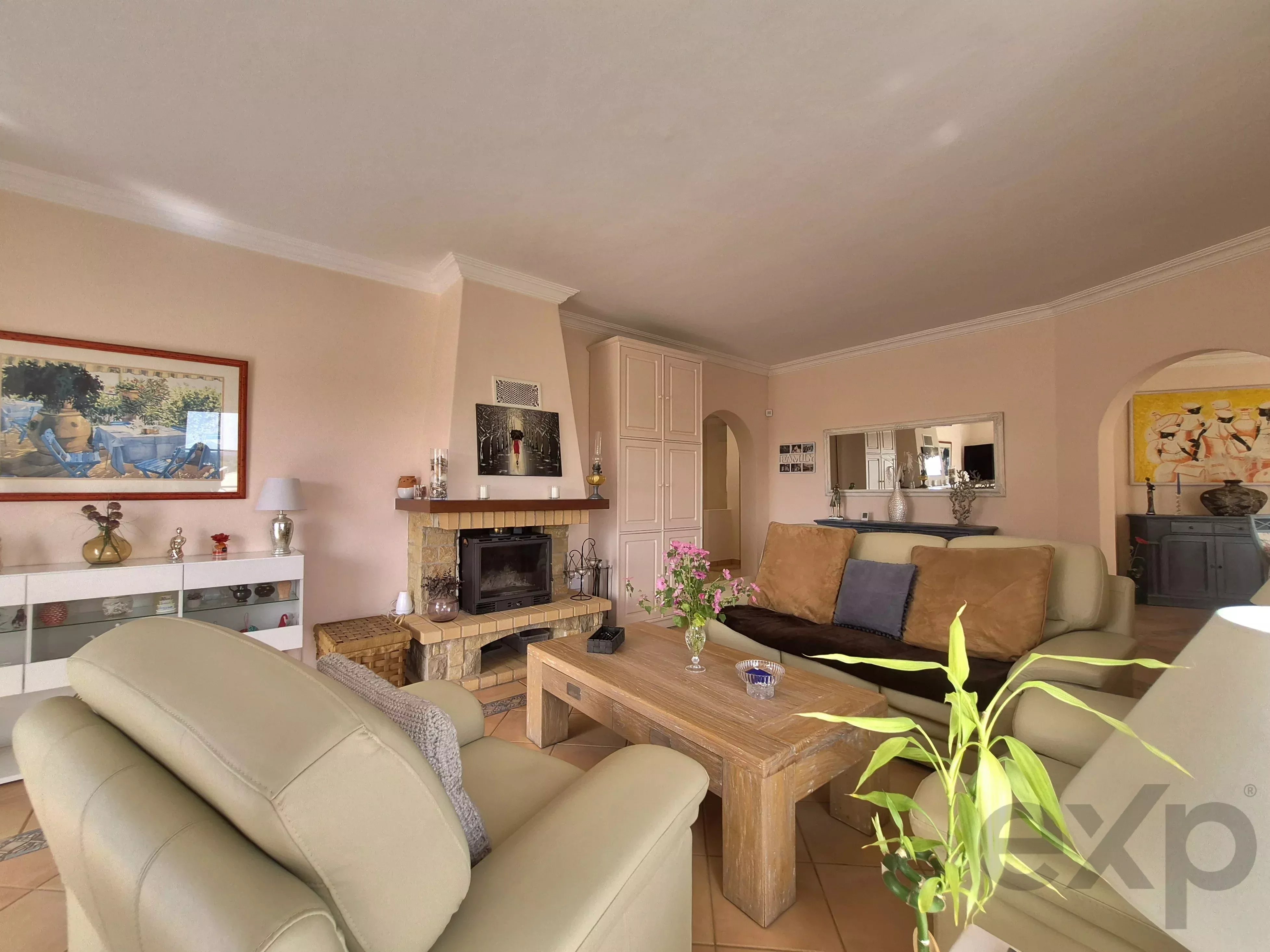 Moradia T3, tem um anexo T1,  piscina e garagem,