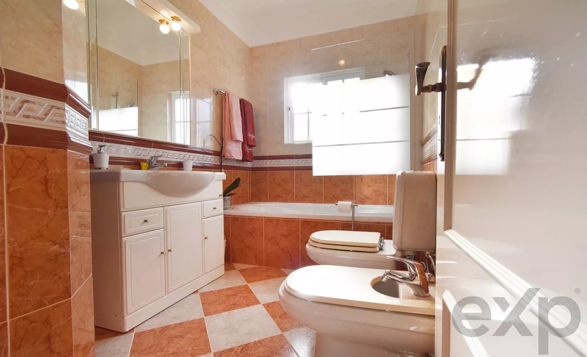 Three‑bedroom house, includes a one‑bedroom annex, swimming pool and garage 86405935 image 32