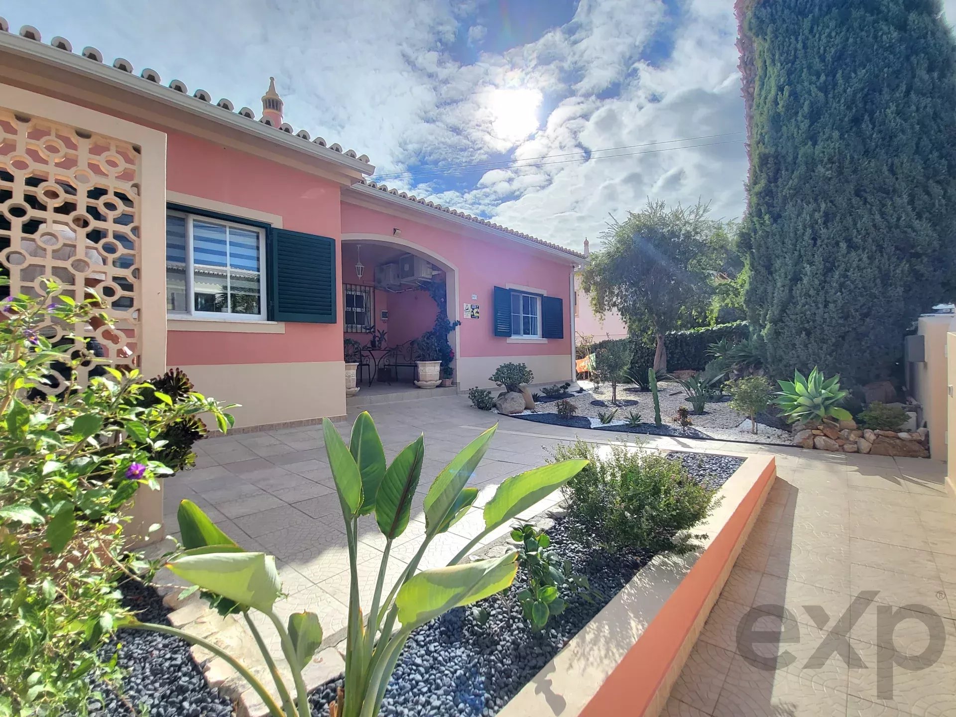 Moradia T3, tem um anexo T1,  piscina e garagem,
