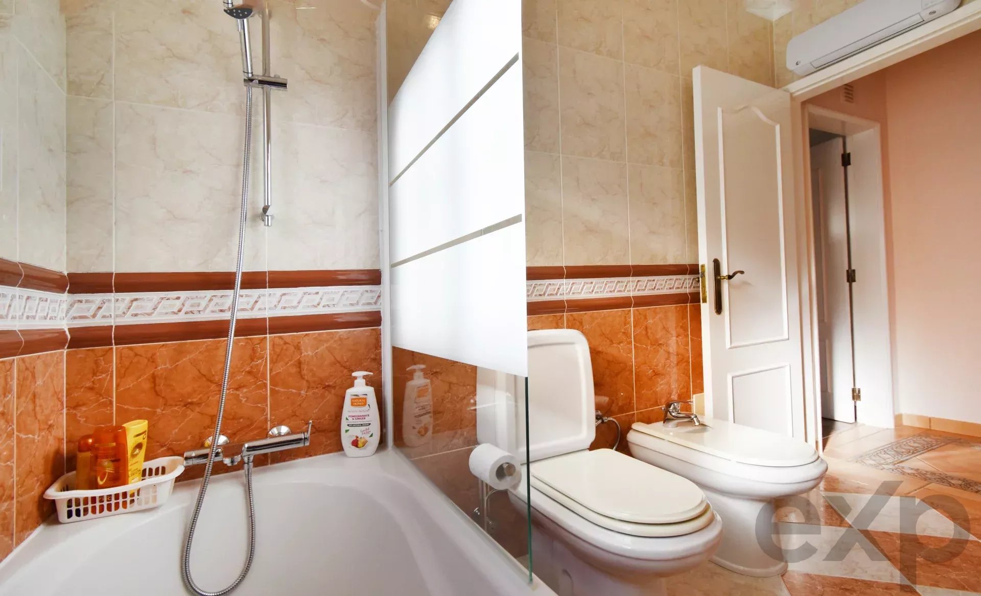 Three‑bedroom house, includes a one‑bedroom annex, swimming pool and garage 86405935 image 33