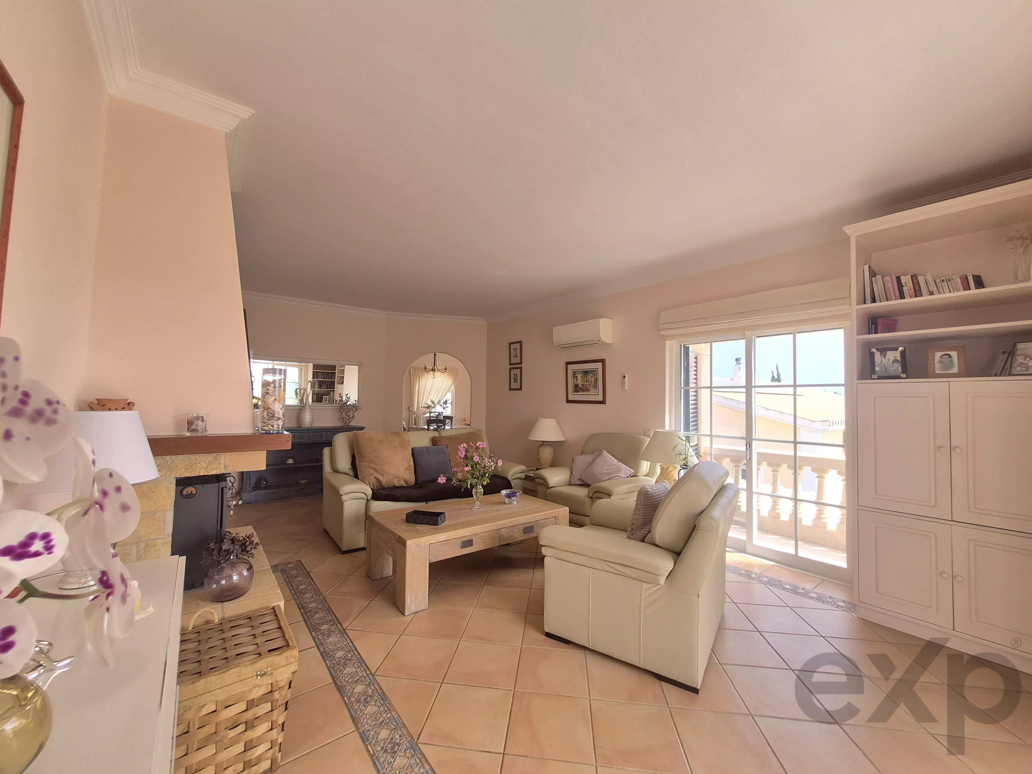 Moradia T3, tem um anexo T1,  piscina e garagem,