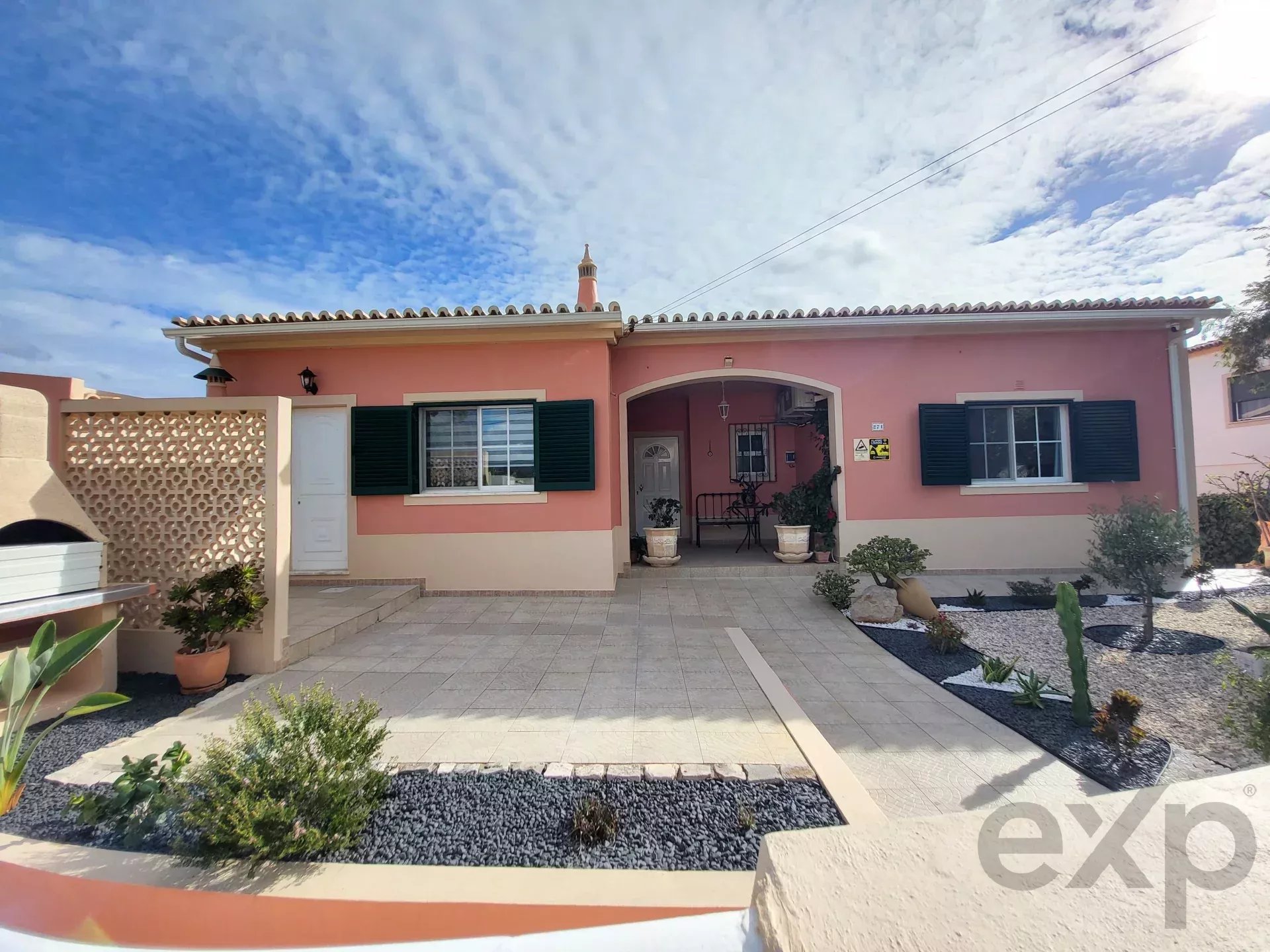 Three‑bedroom house, includes a one‑bedroom annex, swimming pool and garage 86405935 image 60