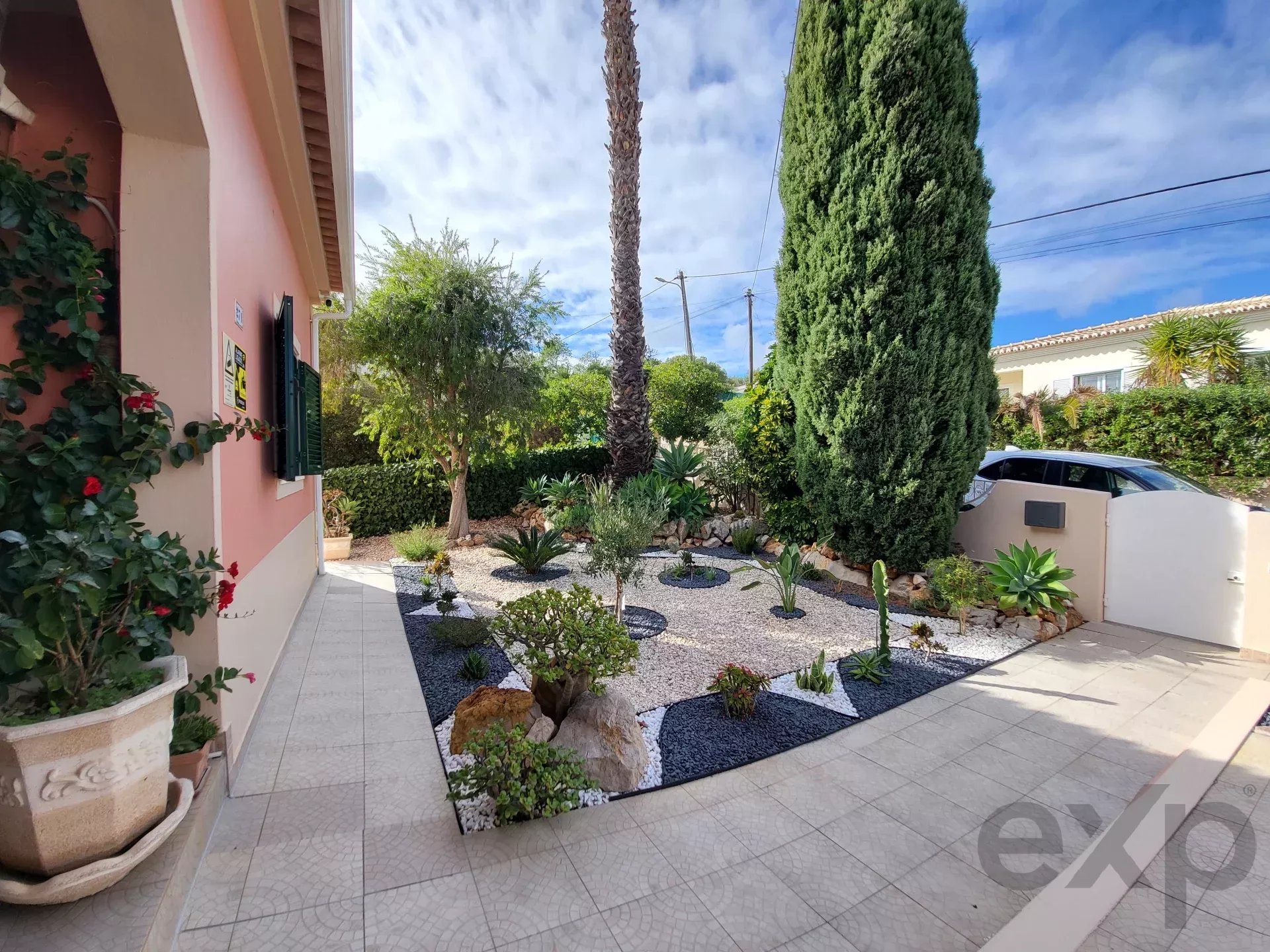 Three‑bedroom house, includes a one‑bedroom annex, swimming pool and garage 86405935 image 53