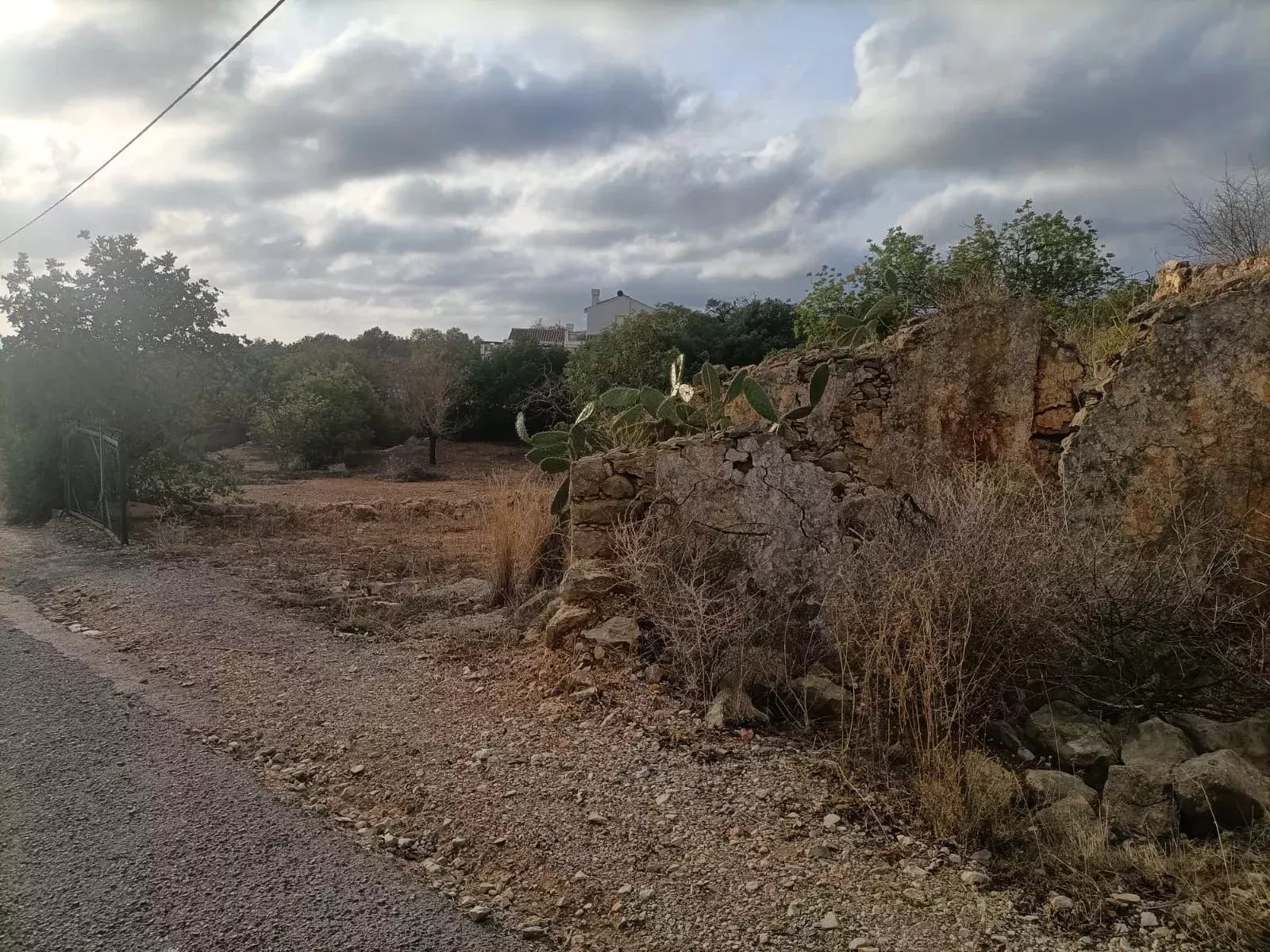 Terreno Urbano com Potencial em Estoi, Faro, Algarve.