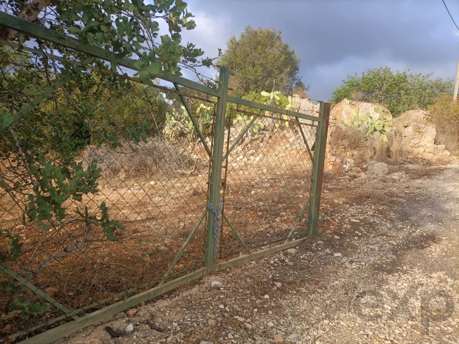 Terreno Urbano com Potencial em Estoi, Faro, Algarve.