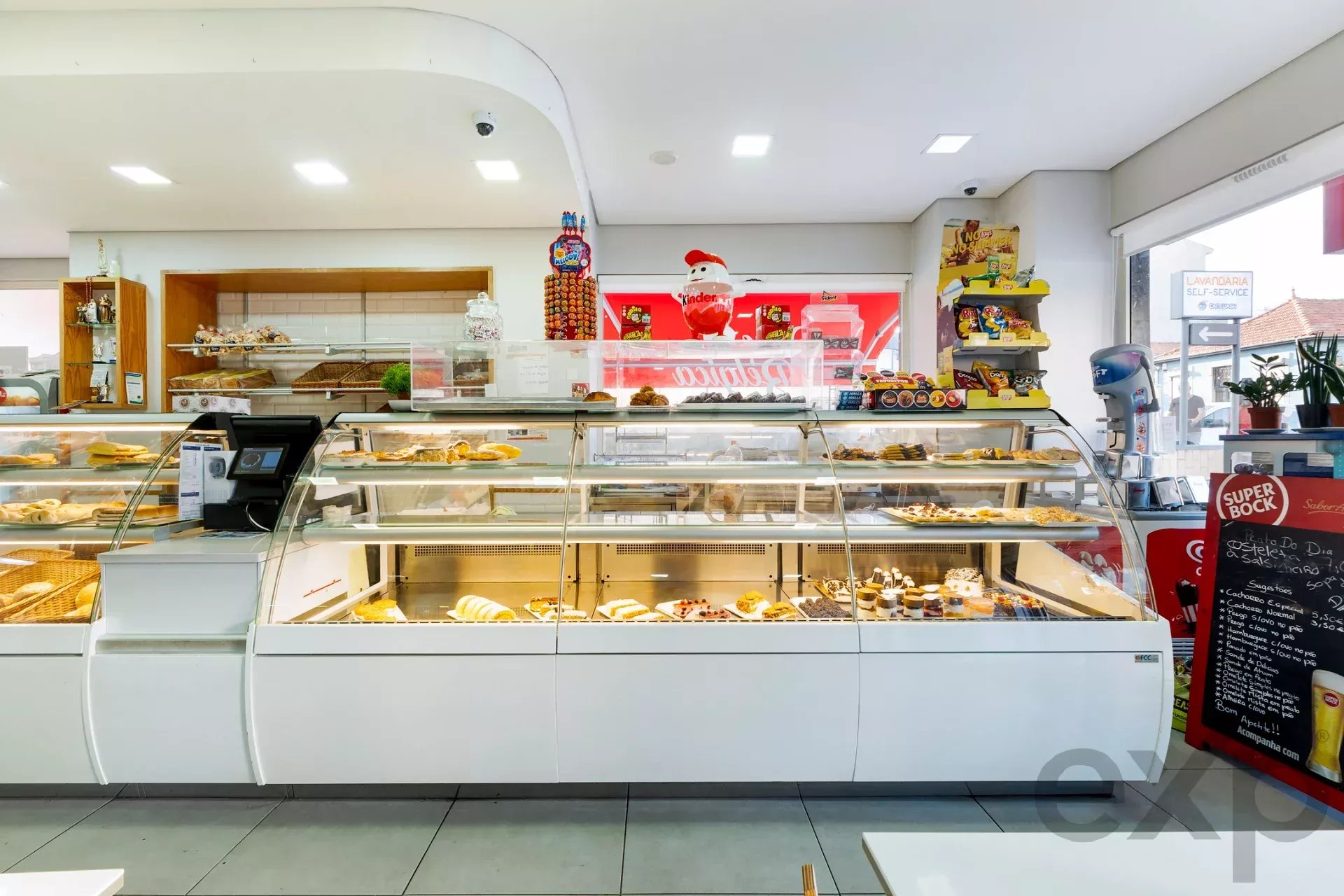 Pastelaria com Fábrica e Esplanadas – Rua da Bélgica, Canidelo