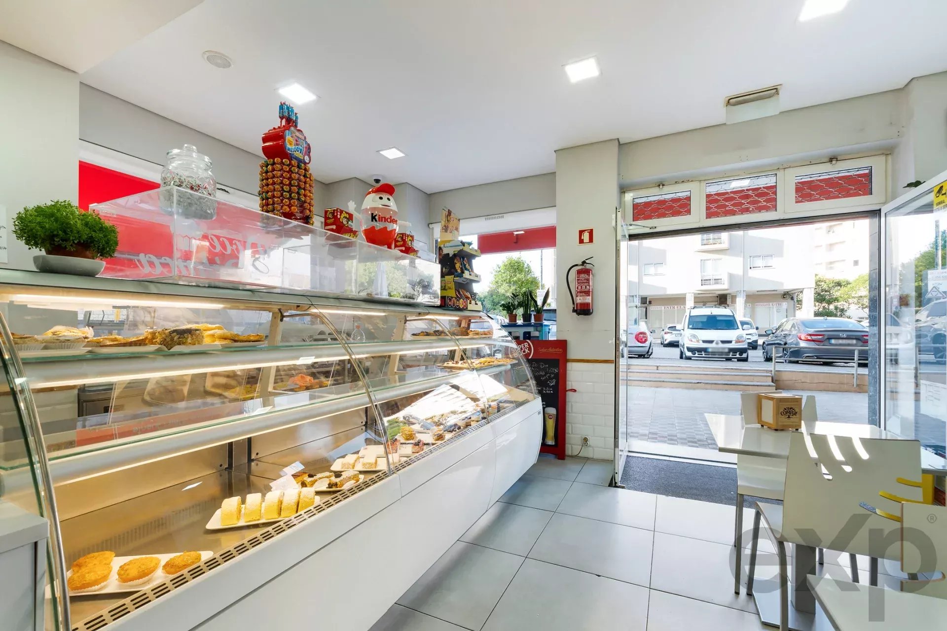 Pastelaria com Fábrica e Esplanadas – Rua da Bélgica, Canidelo