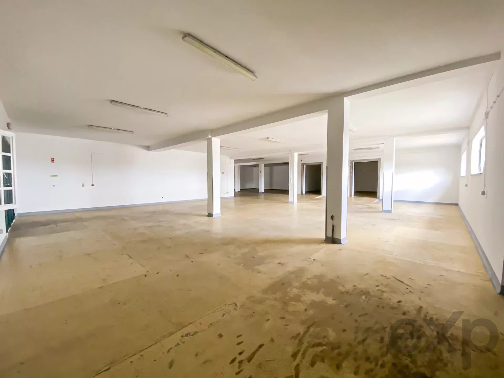 Armazém com Potencial Único de Expansão Empresarial