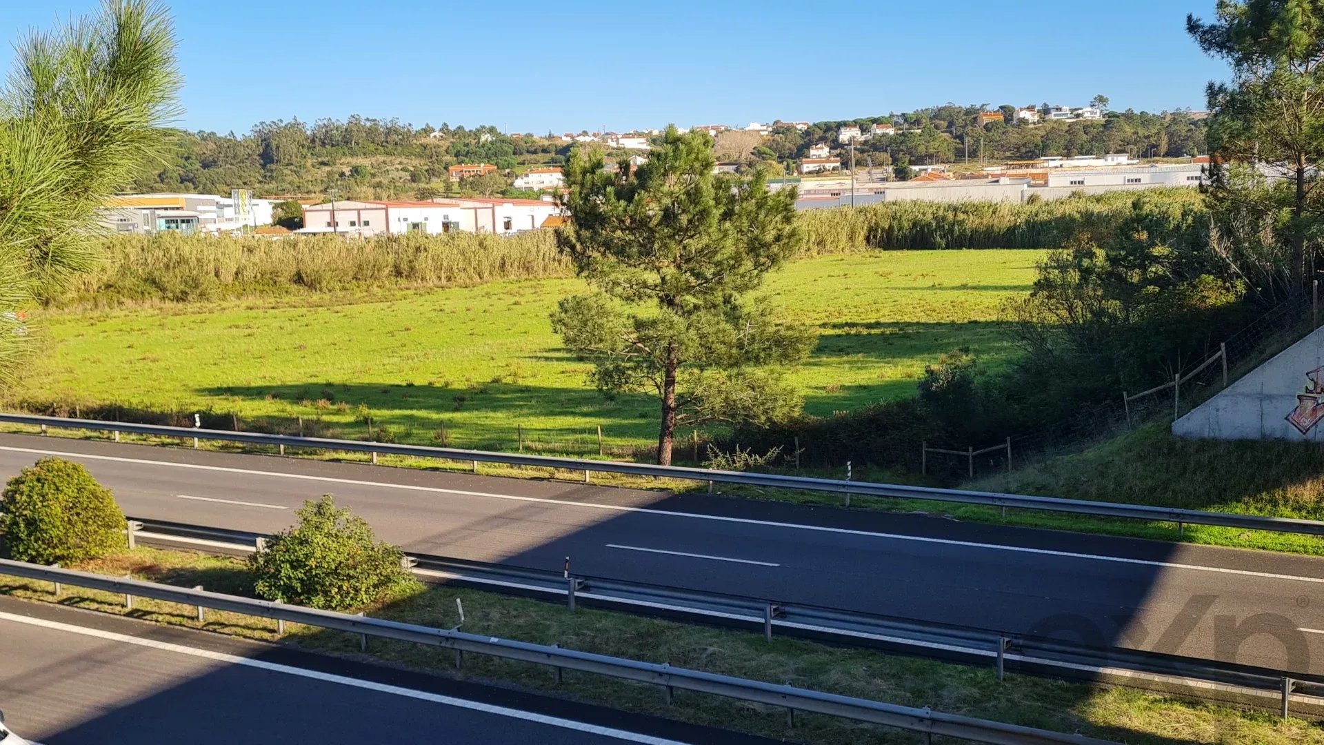 Terreno plano, com 16.947 m², para desenvolvimento industrial/logístico, junto à autoestrada A8 (Lisboa/Leiria/Porto).