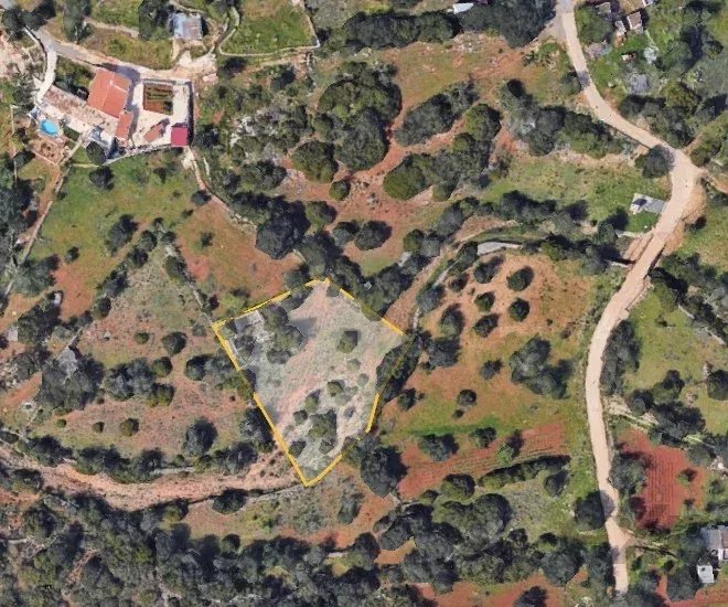 Terreno urbano com ruína