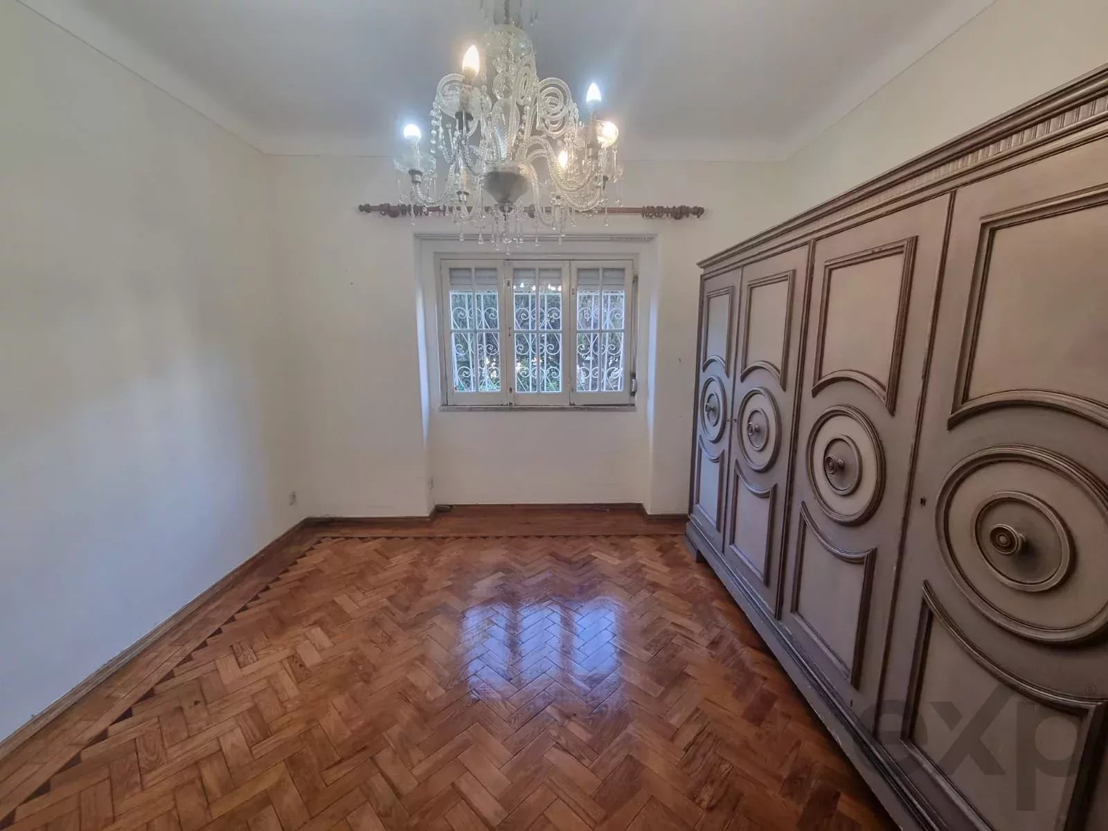 Prédio / Moradia com 3 apartamentos T2, com Terraço e Jardim na Costa da Caparica